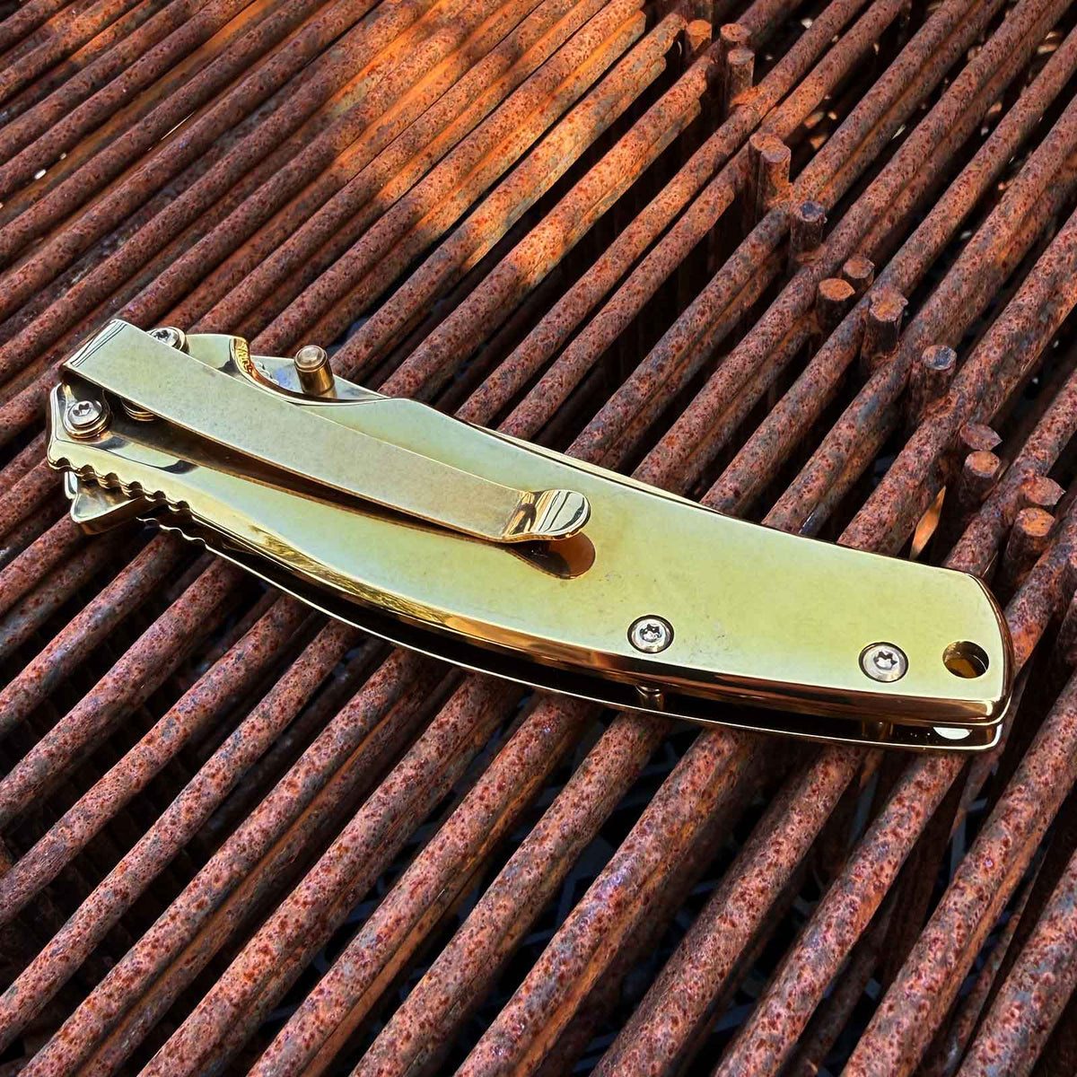 Magnum Gold Finger - goldenes Taschenmesser mit 440A Edelstahlklinge und Clip – Produktansicht des Messers – Detailansicht 2