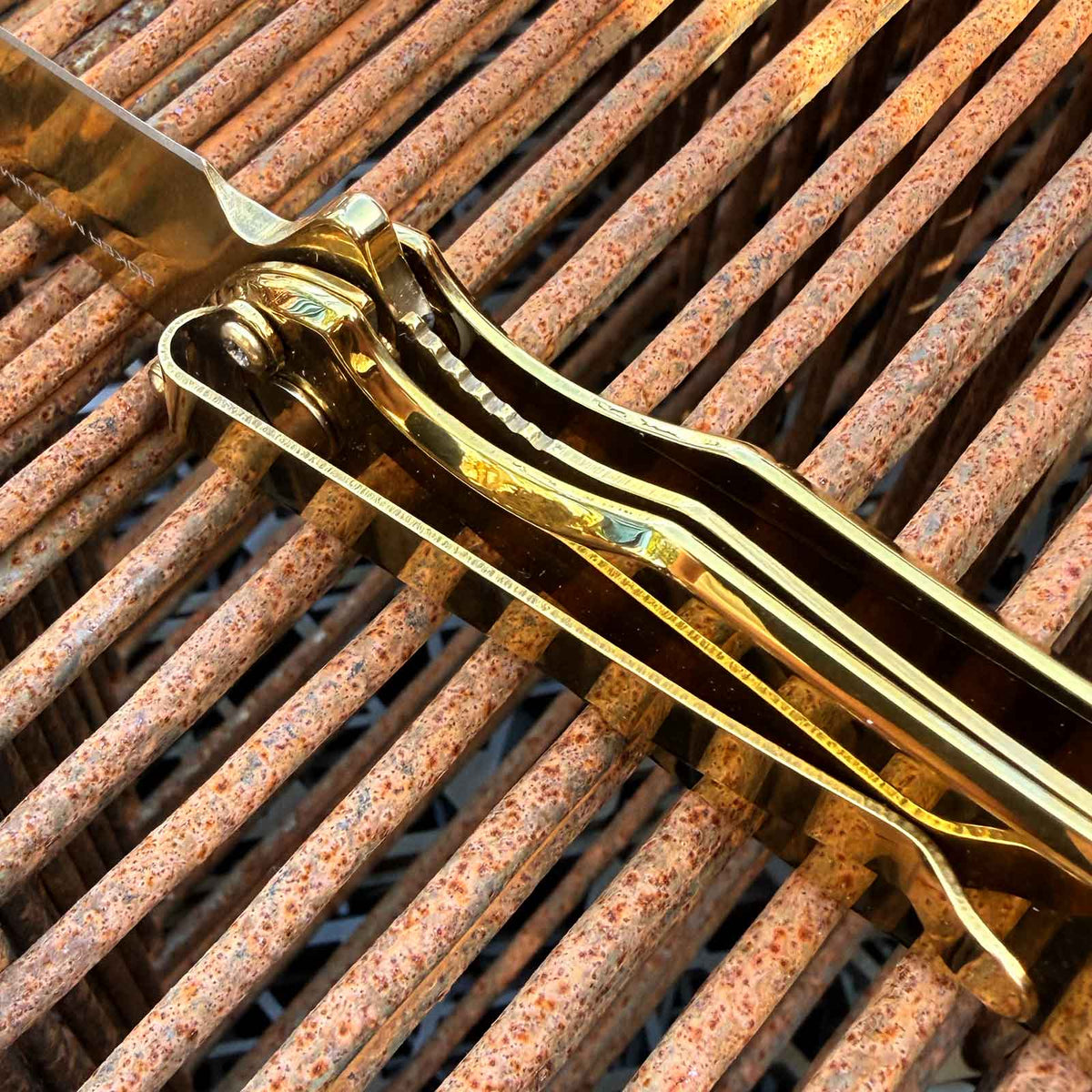 Magnum Gold Finger - goldenes Taschenmesser mit 440A Edelstahlklinge und Clip – Produktansicht des Messers – Detailansicht 7