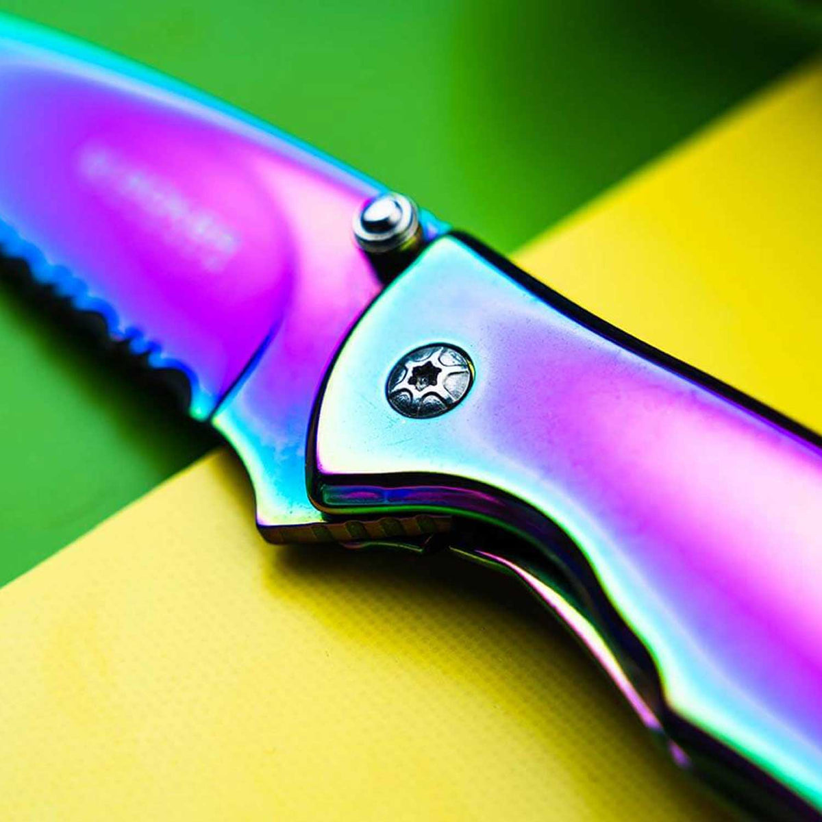 Magnum Rainbow II – Taschenmesser mit Regenbogen-Finish – Detailansicht