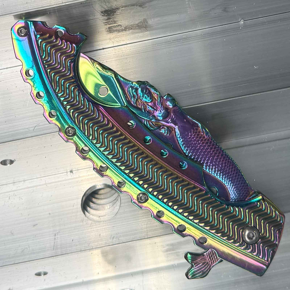 Magnum Rainbow Mermaid – Fantasievolles Taschenmesser in Regenbogenoptik – Detailansicht