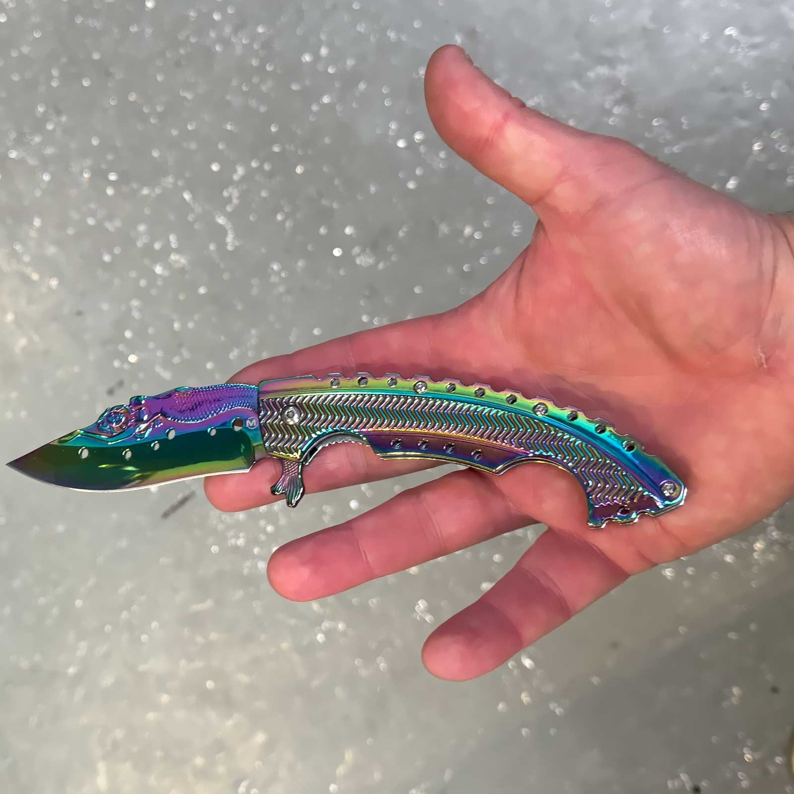 Magnum Rainbow Mermaid – Fantasievolles Taschenmesser in Regenbogenoptik – Detailansicht