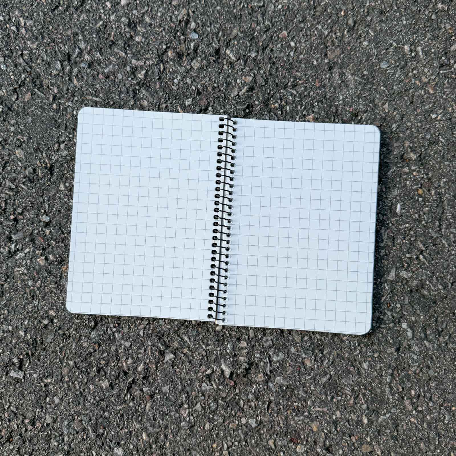 Modestone Outdoor Notizblock A6 – Beim Outdoor-Einsatz in braun – Detailansicht 2