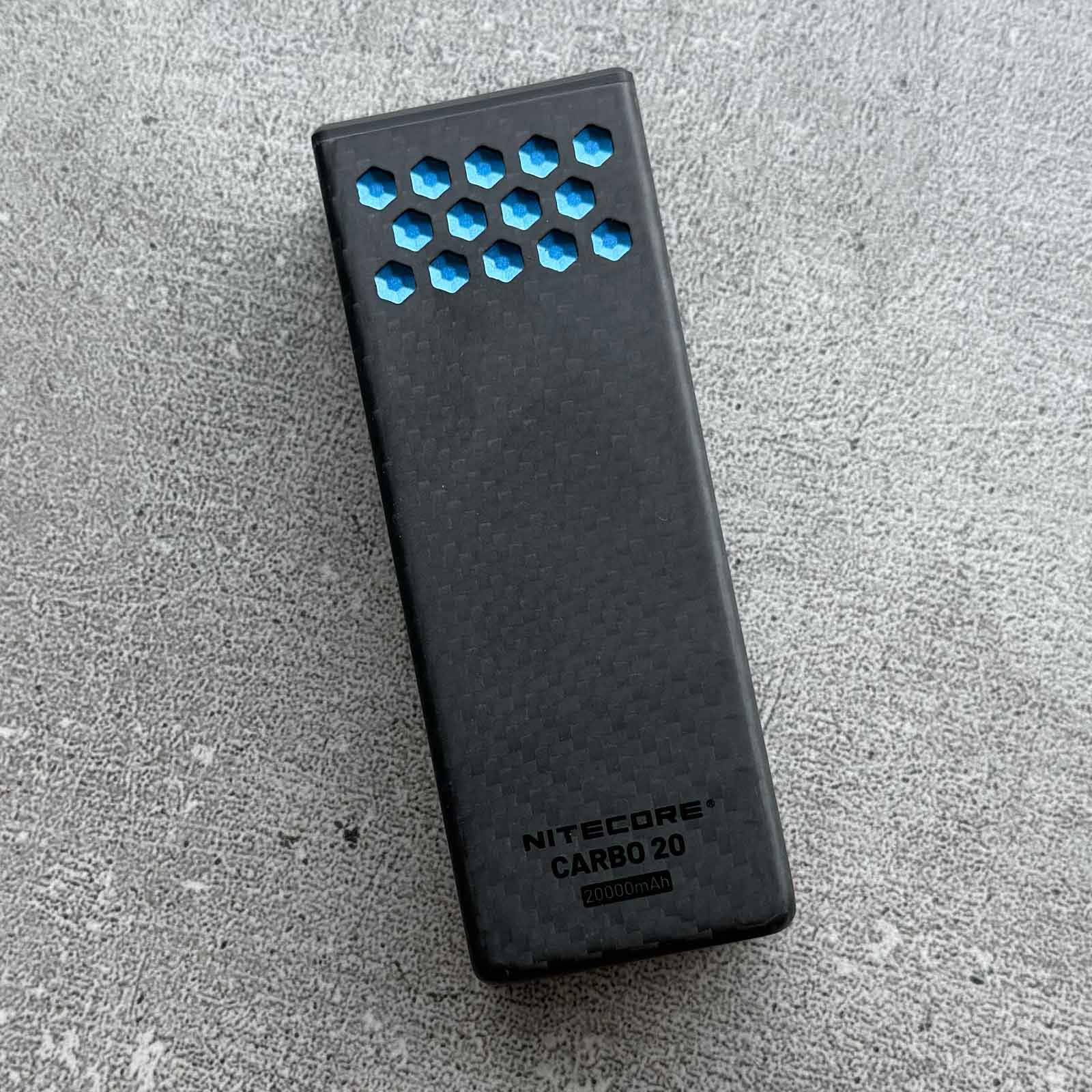 Nitecore CARBO 20 Powerbank 20.000mAh – Vorderansicht in blau