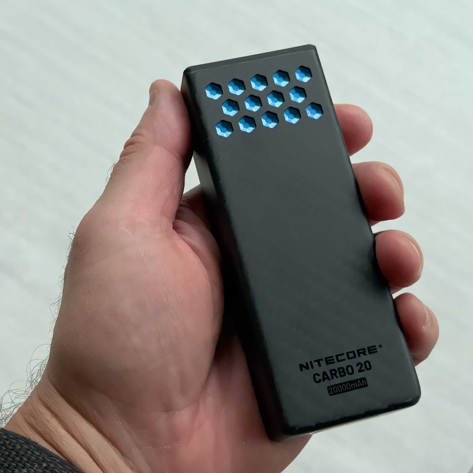 Nitecore CARBO 20 Powerbank 20.000mAh – Größenvergleich in der Hand in blau