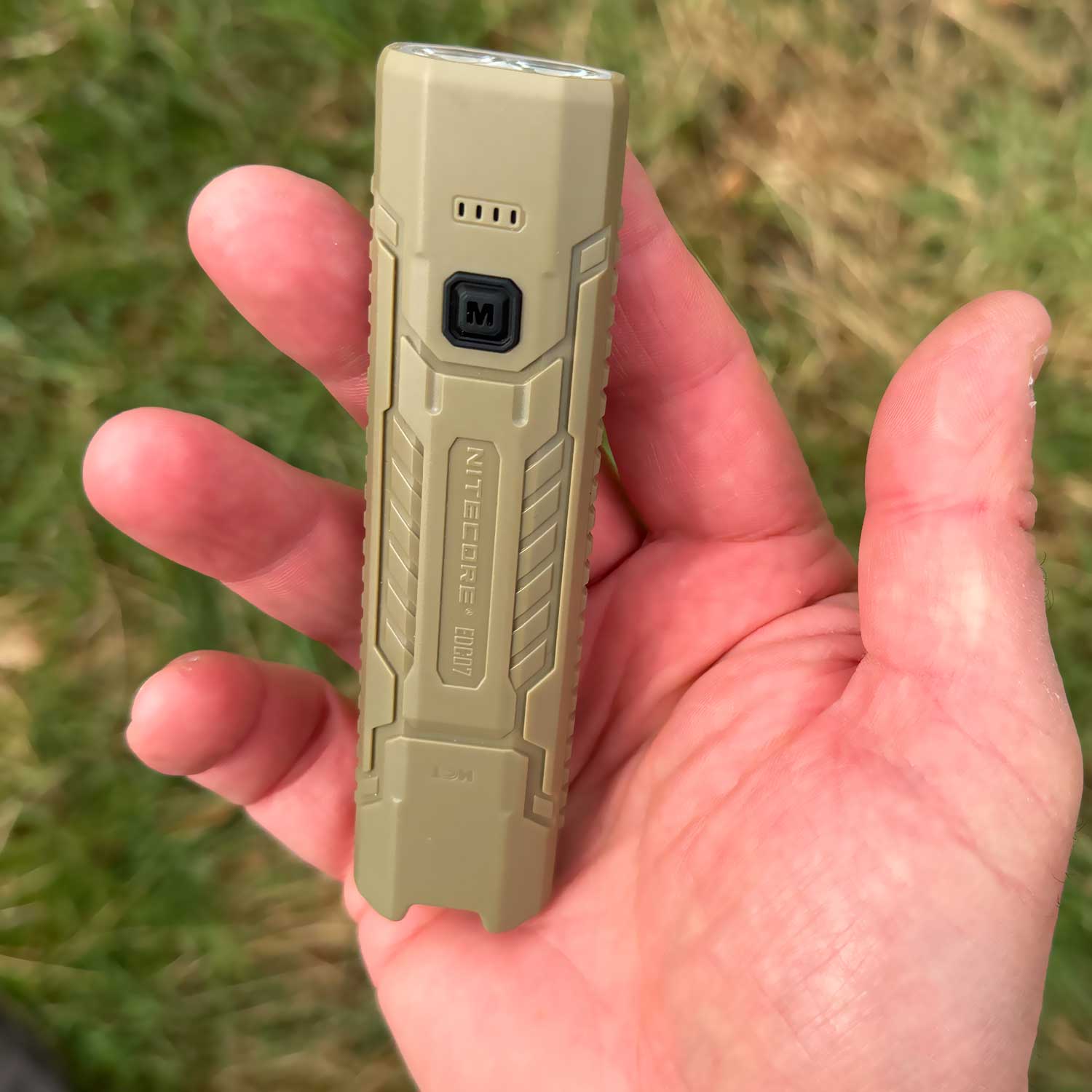 Nitecore EDC07 braun LED Taschenlampe in der Hand