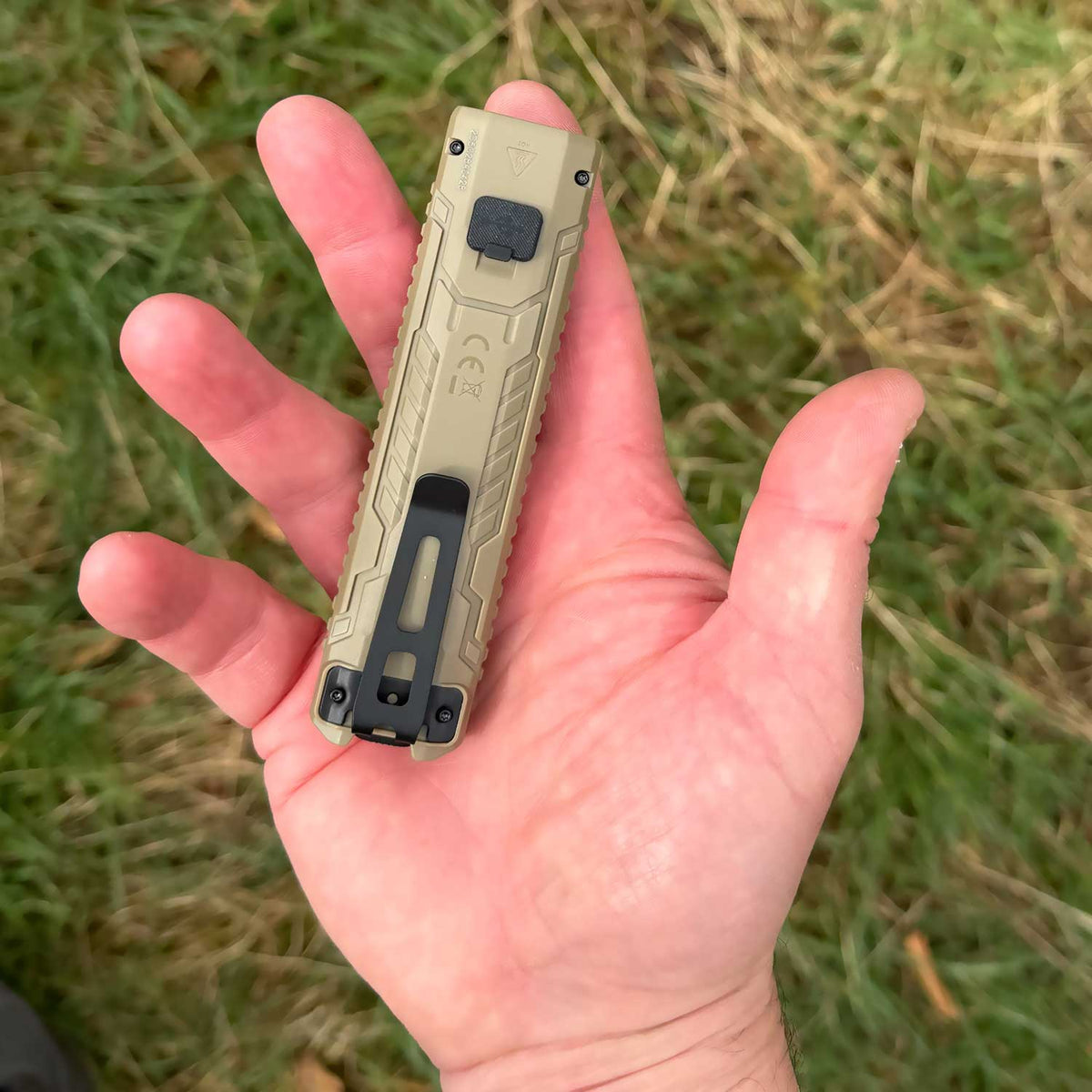 Nitecore EDC07 LED Taschenlampe braun tan - Größe in der Hand
