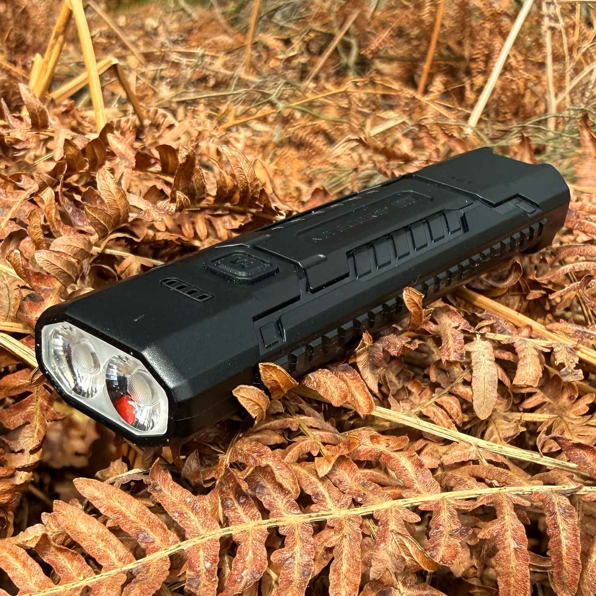 Nitecore EDC07 – Flache kleine Taschenlampe 1500 Lumen schwarz - Ansicht vorn