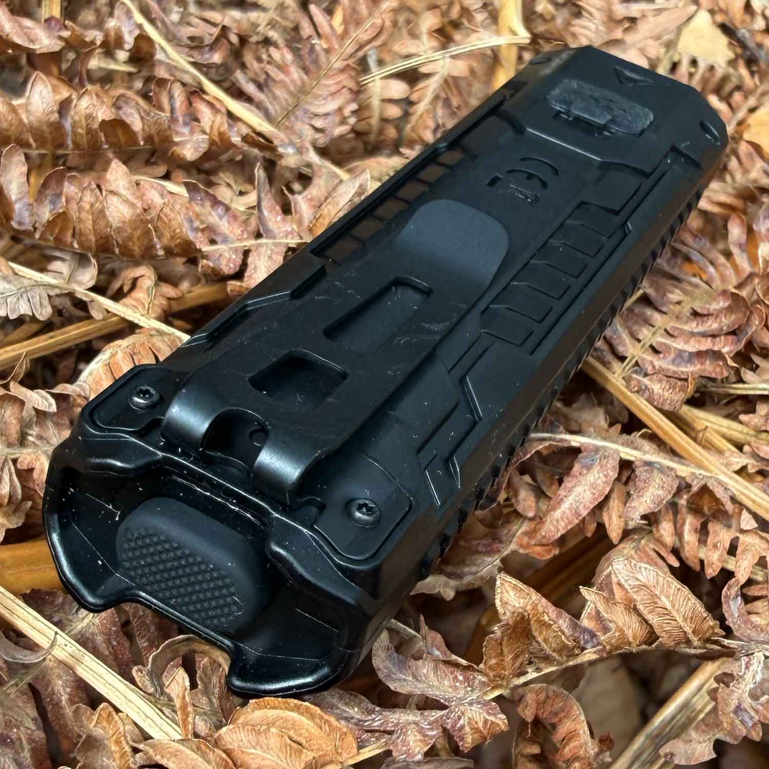 Nitecore EDC07 LED Taschenlampe schwarz - Ansicht von hinten auf Taster