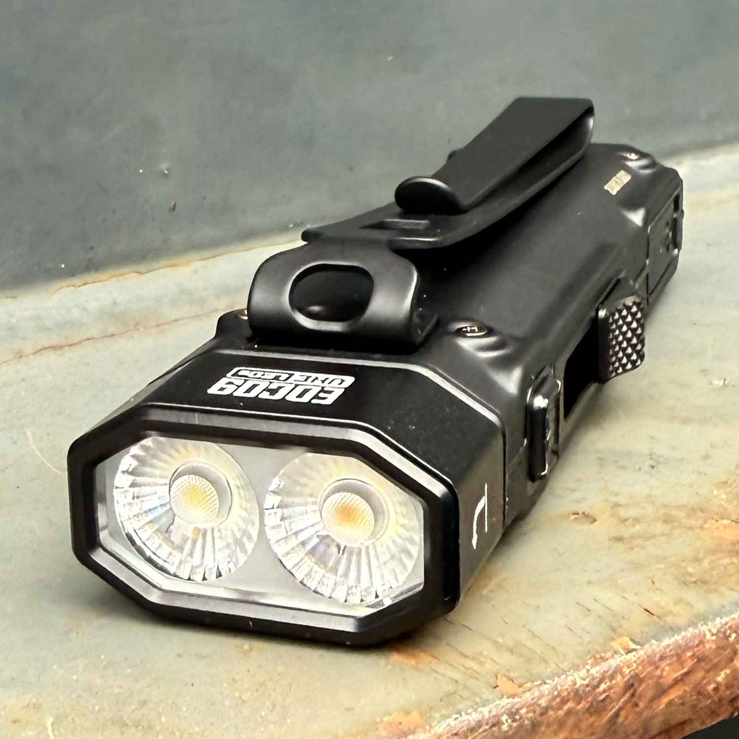 Nitecore EDC09 – Winkeltaschenlampe mit 3 Lichtfarben, Magnetfuß, USB-C, 1600 lm