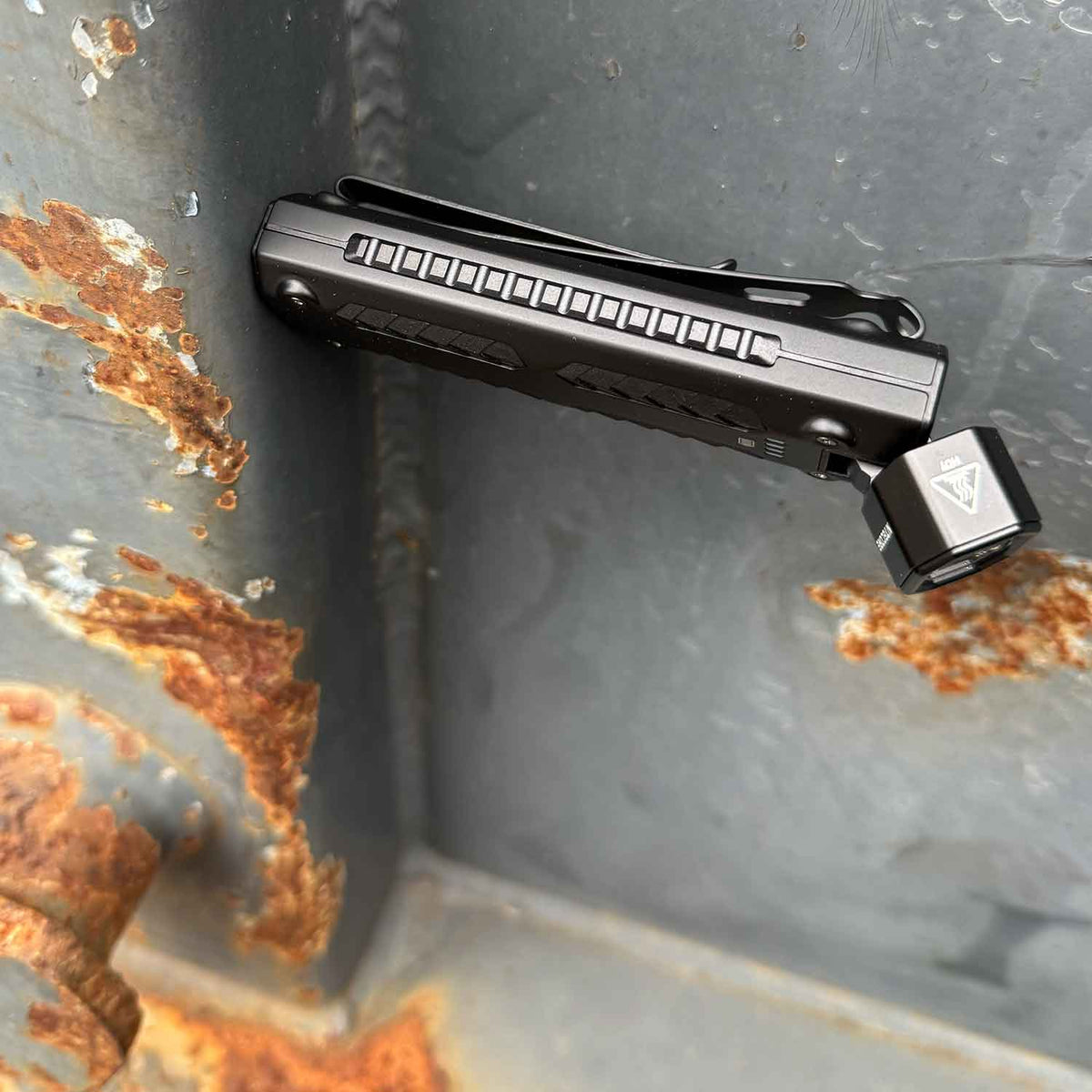 Nitecore EDC09 – Winkellampe mit 3 Lichtfarben, 1600 Lumen, Magnetfuß, USB-C – für Einsatzkräfte