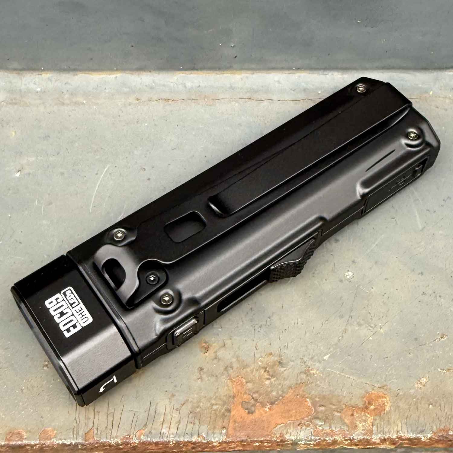 Nitecore EDC09 – Winkellampe mit 3 Lichtfarben, 1600 Lumen, Magnetfuß, USB-C – Clip und Befestigung