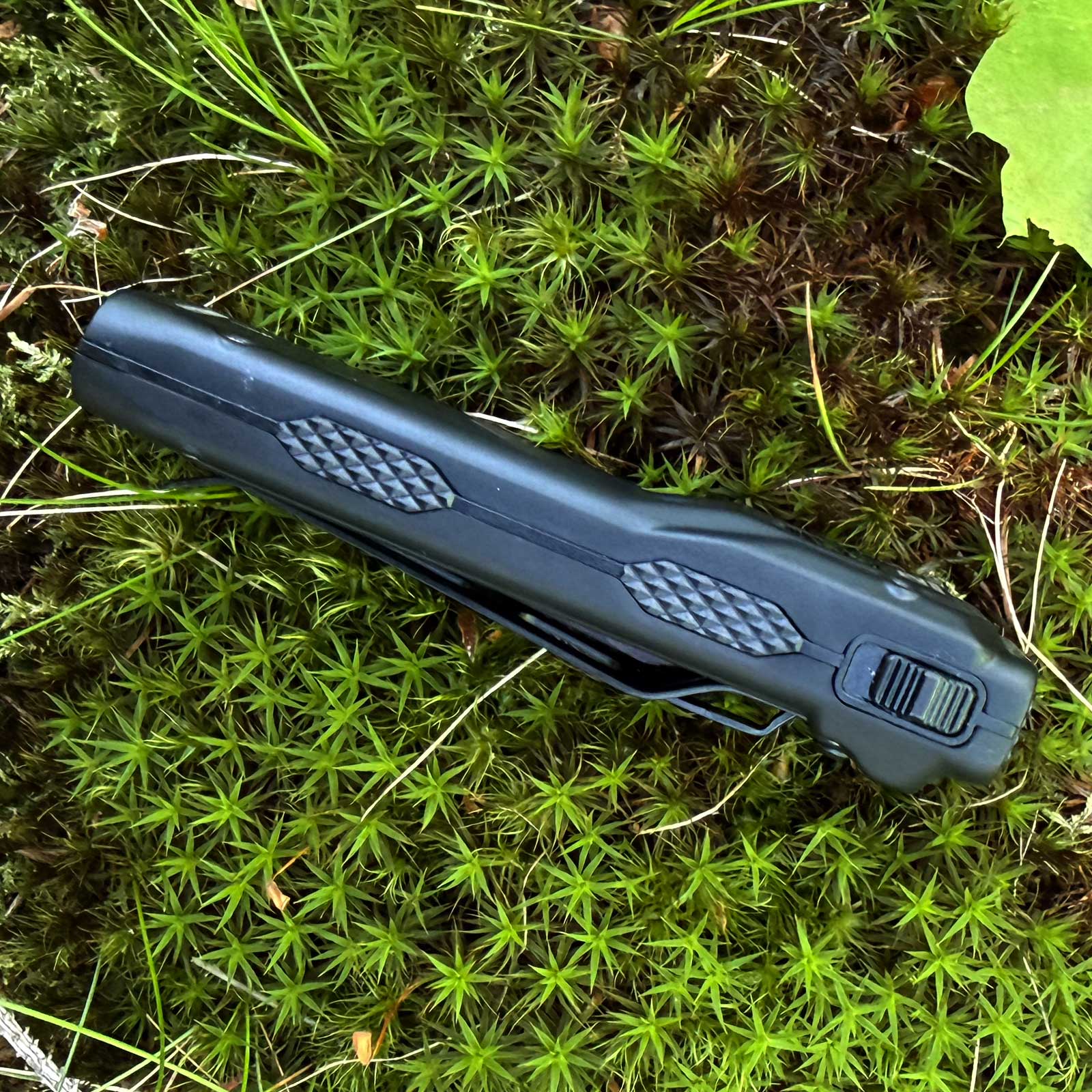 Nitecore EDC23 – flache EDC-Taschenlampe mit 2500 Lumen, OLED-Display, USB-C – LEDs und Reflektor