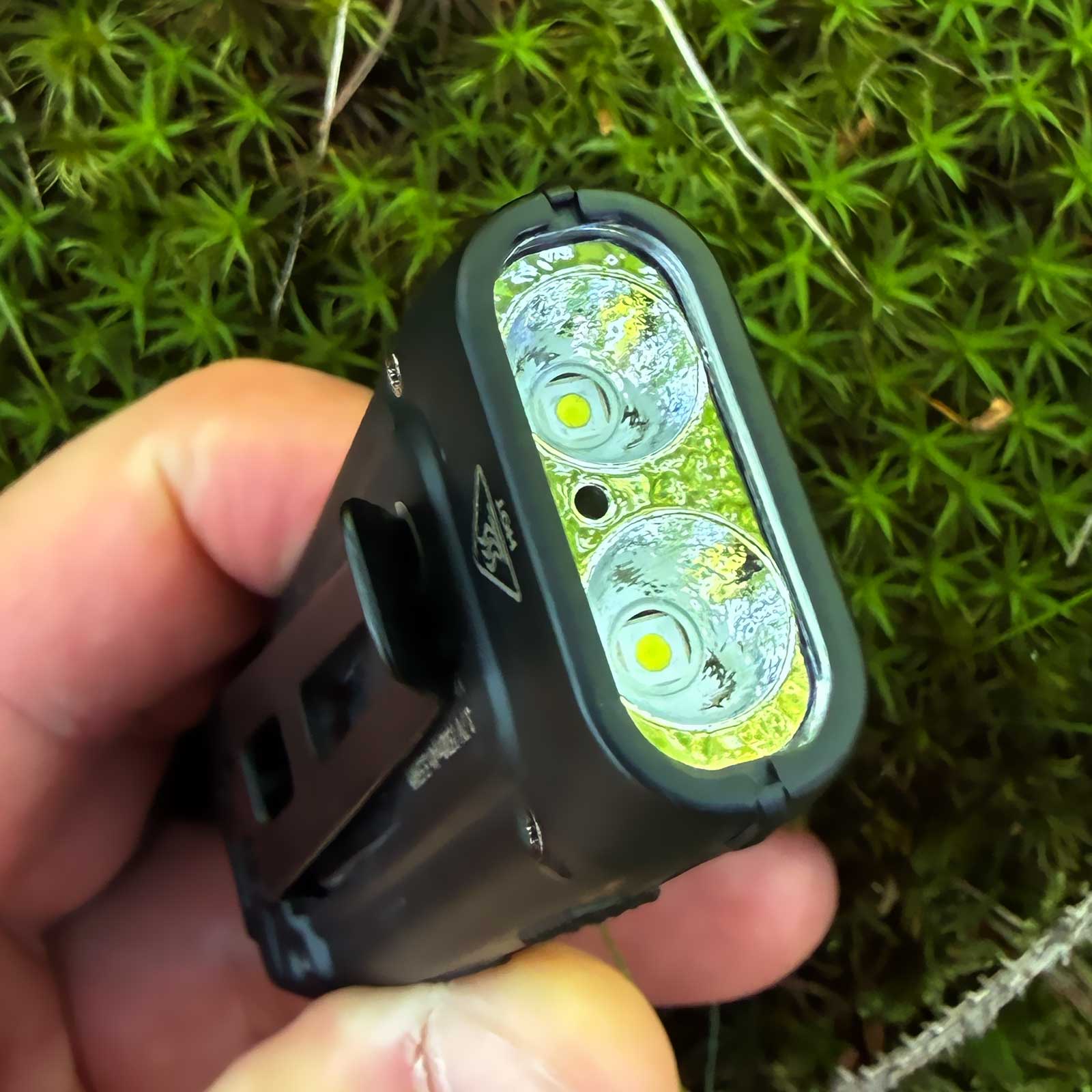 Nitecore EDC23 – flache EDC-Taschenlampe mit 2500 Lumen, OLED-Display, USB-C – LEDs und Reflektor