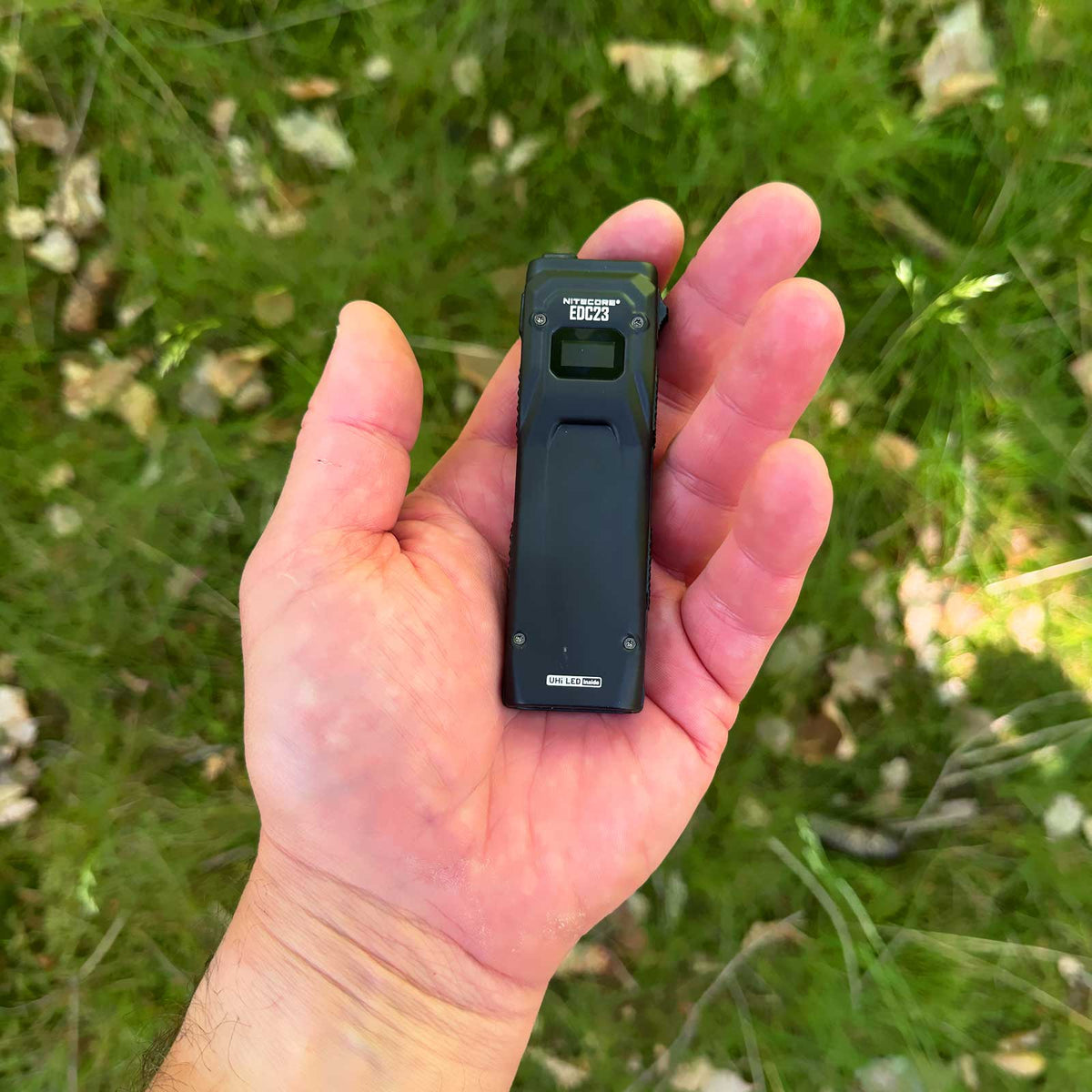 Nitecore EDC23 – flache EDC-Taschenlampe mit 2500 Lumen, OLED-Display, USB-C – LEDs und Reflektor / Größe und Abmessungen