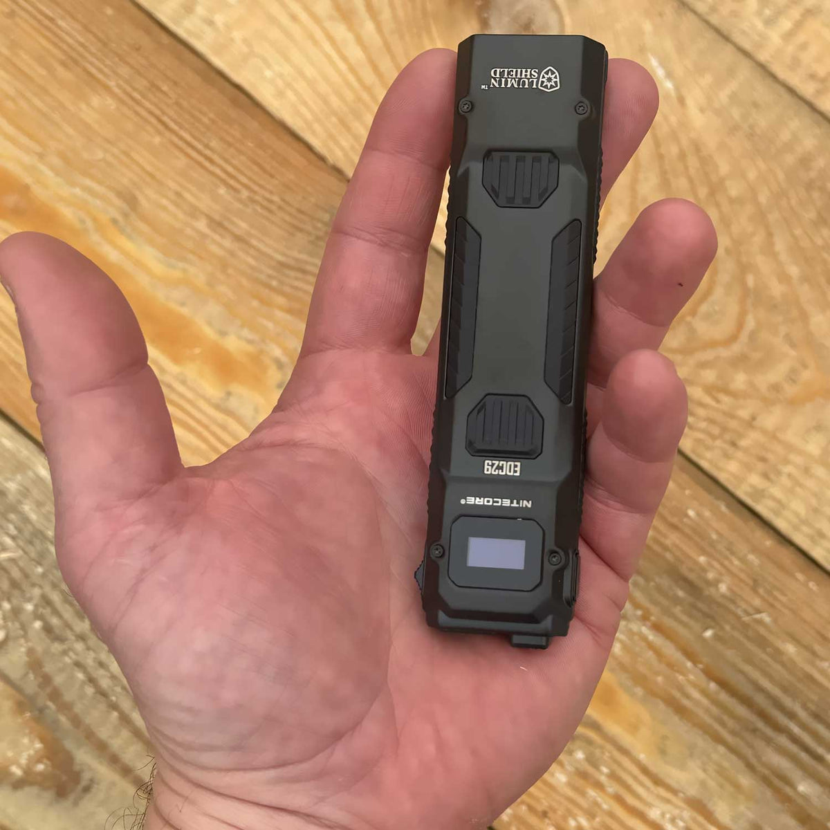 Nitecore EDC29 - LED Taschenlampe 6500 Lumen Spot & Flutlicht USB-C OLED Display – Detailansicht