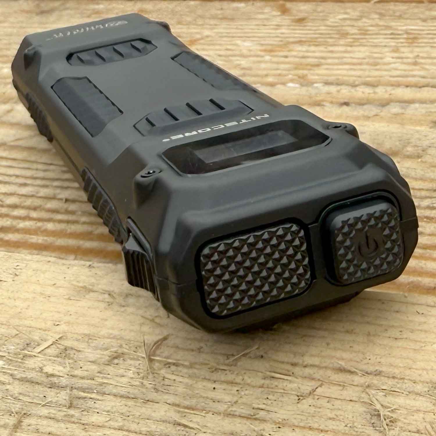 Nitecore EDC29 - LED Taschenlampe 6500 Lumen Spot & Flutlicht USB-C OLED Display – Detailansicht