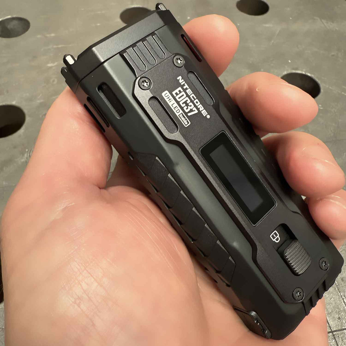 Nitecore EDC37 - LED Taschenlampe 8000 Lumen Spot & Flutlicht USB-C OLED Display – Größenvergleich in der Hand