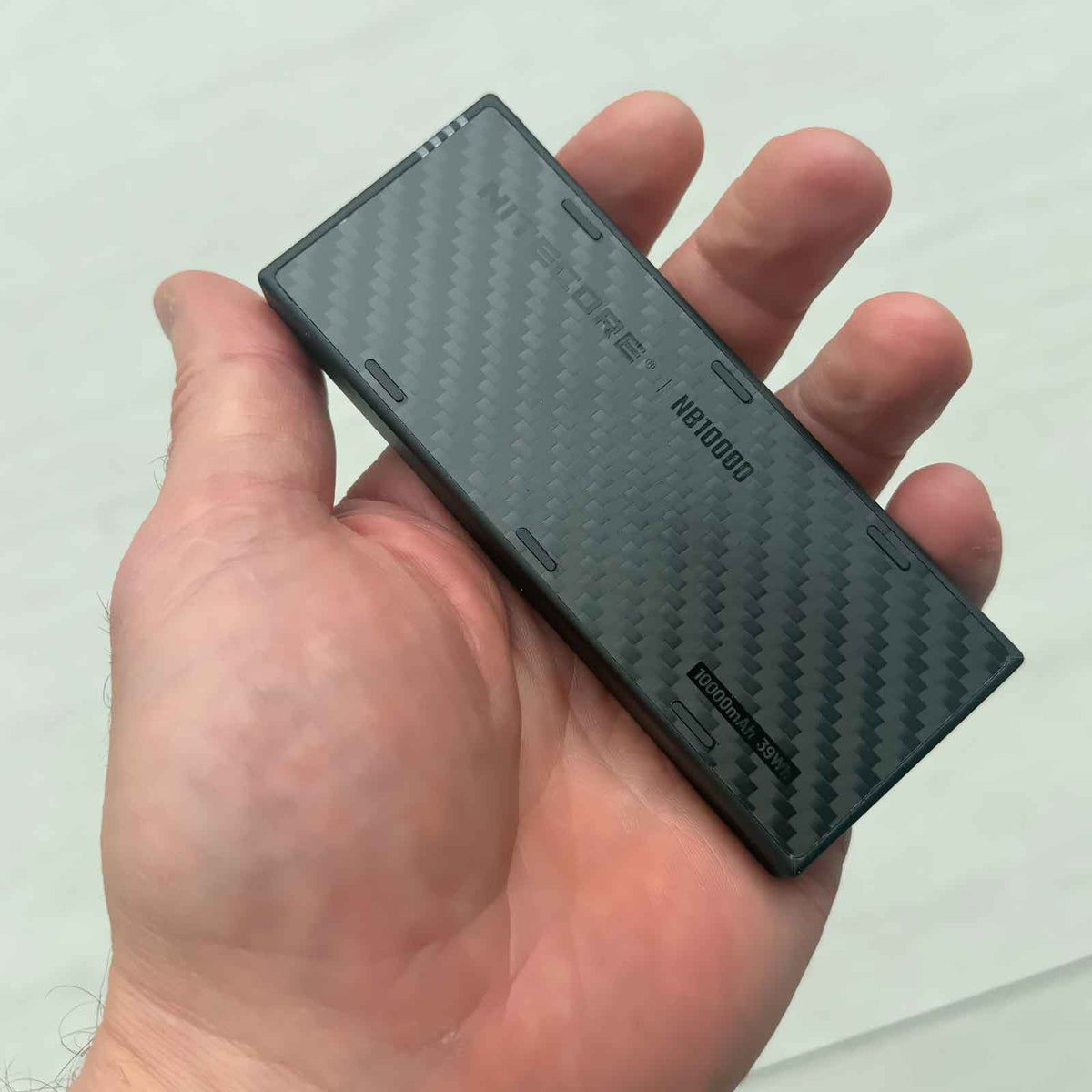 Nitecore NB10000 GEN4 – 10000mAh Carbon Powerbank - Größe in der Hand
