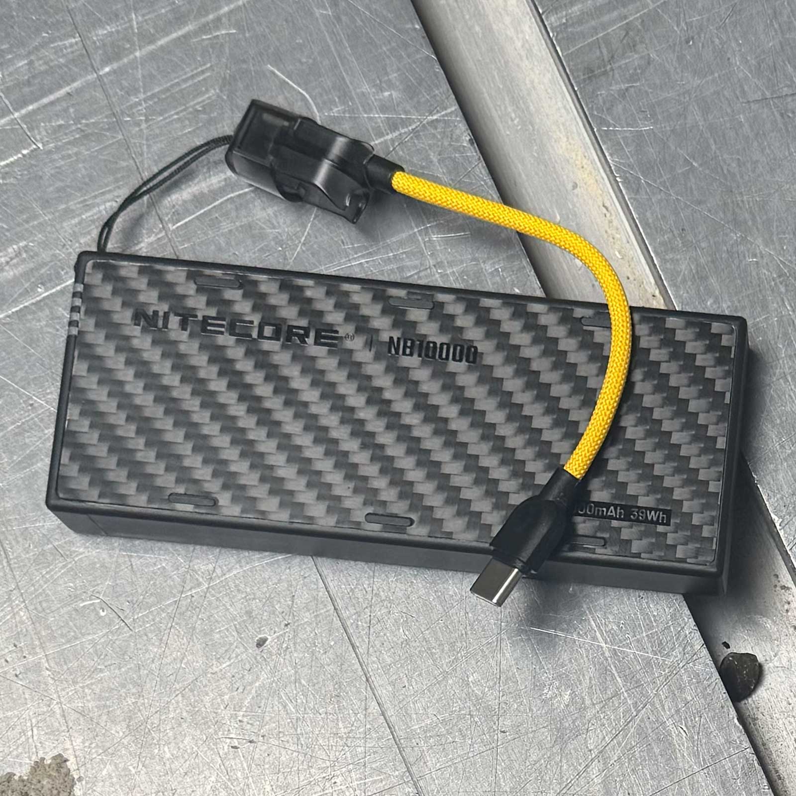 Nitecore NB10000 GEN4 – 10000mAh Carbon Powerbank - Kabel und Kordel in einem enthalten