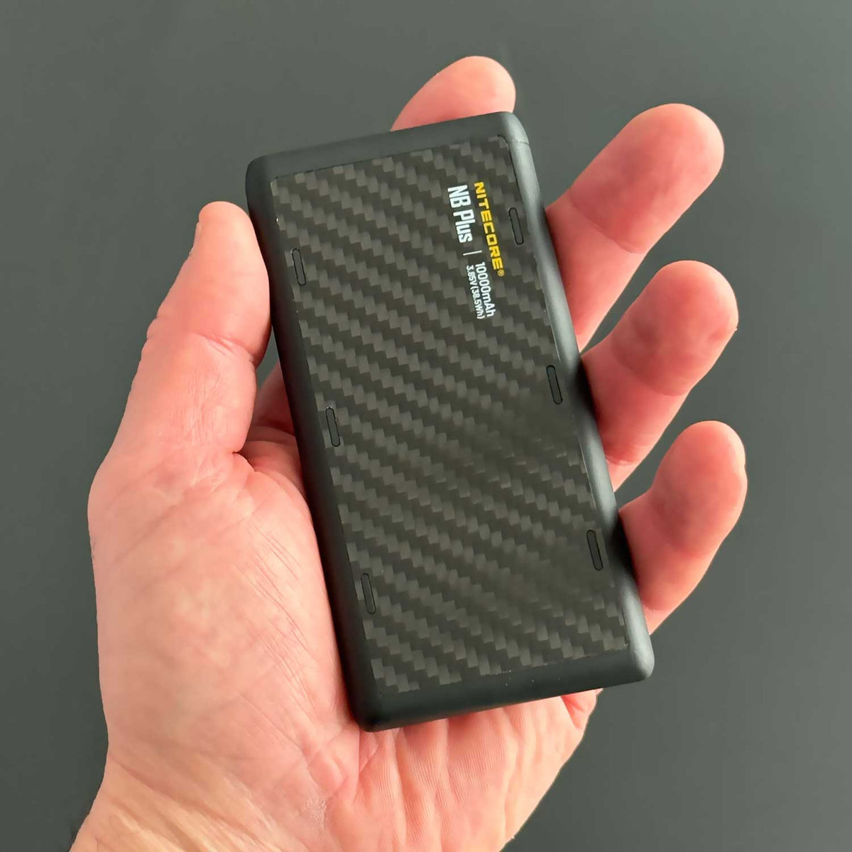 Nitecore NB Plus – 10.000mAh Carbon Powerbank mit USB-C & USB-A, PD/QC, IPX7 – Akkukapazität, Größenvergleich in der Hand