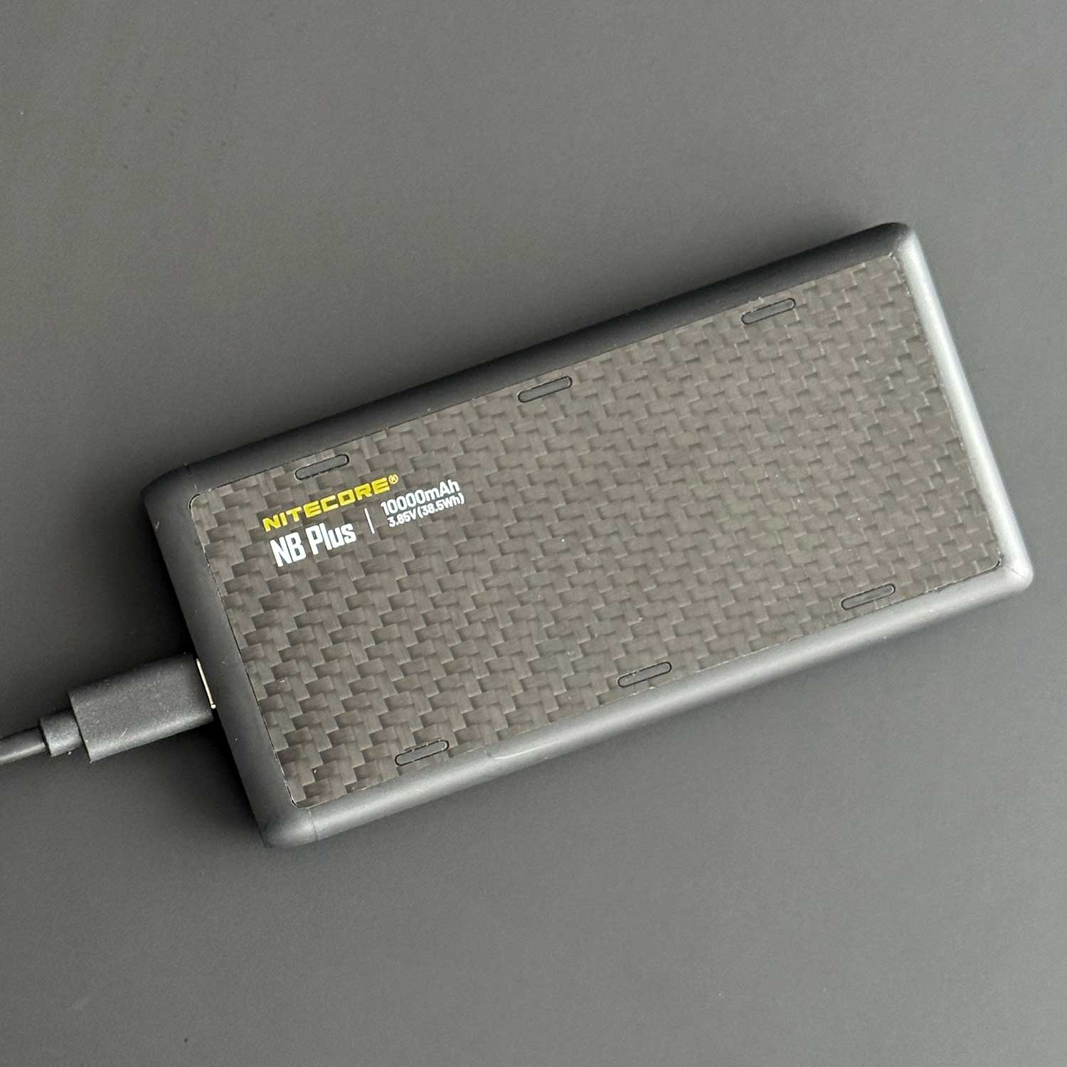 Nitecore NB Plus – 10.000mAh Carbon Powerbank mit USB-C & USB-A, PD/QC, IPX7 – Akkukapazität – Detailansicht 3