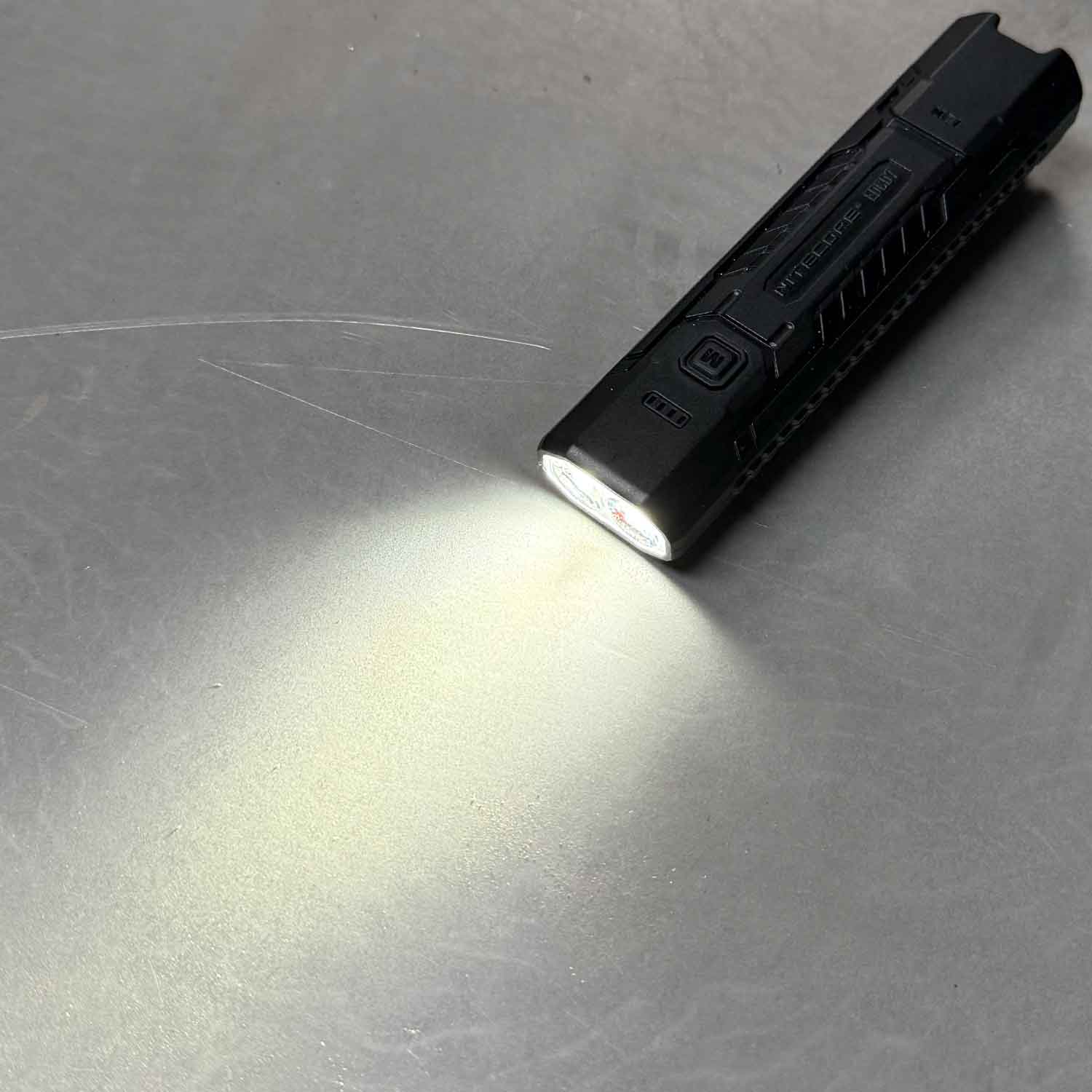 Nitecore EDC07 LED Taschenlampe mit verschiedenen Lichtfarben