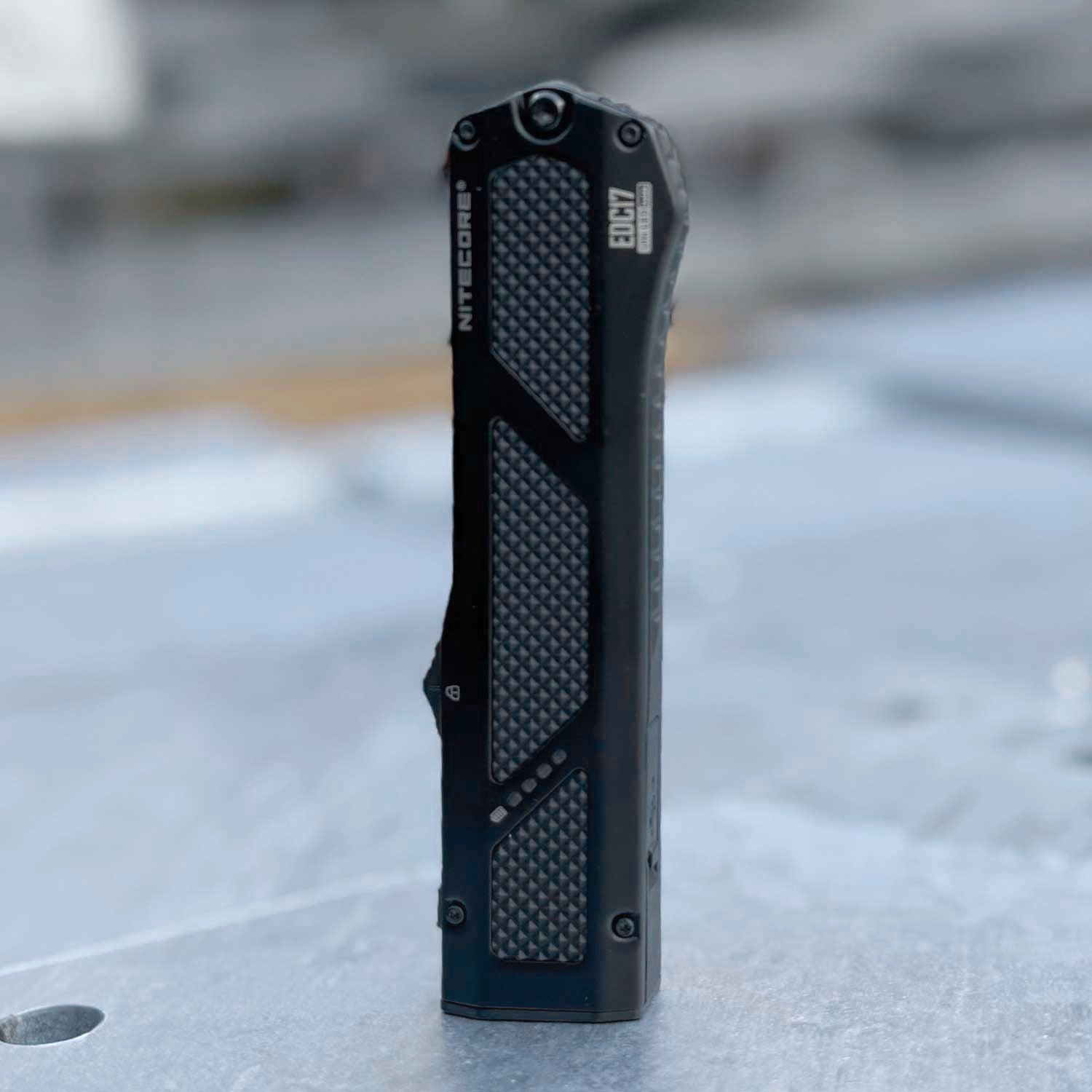 Nitecore EDC17 - LED Taschenlampe mit UV-Licht & grünem Laser 1500 Lumen USB-C – Detailansicht