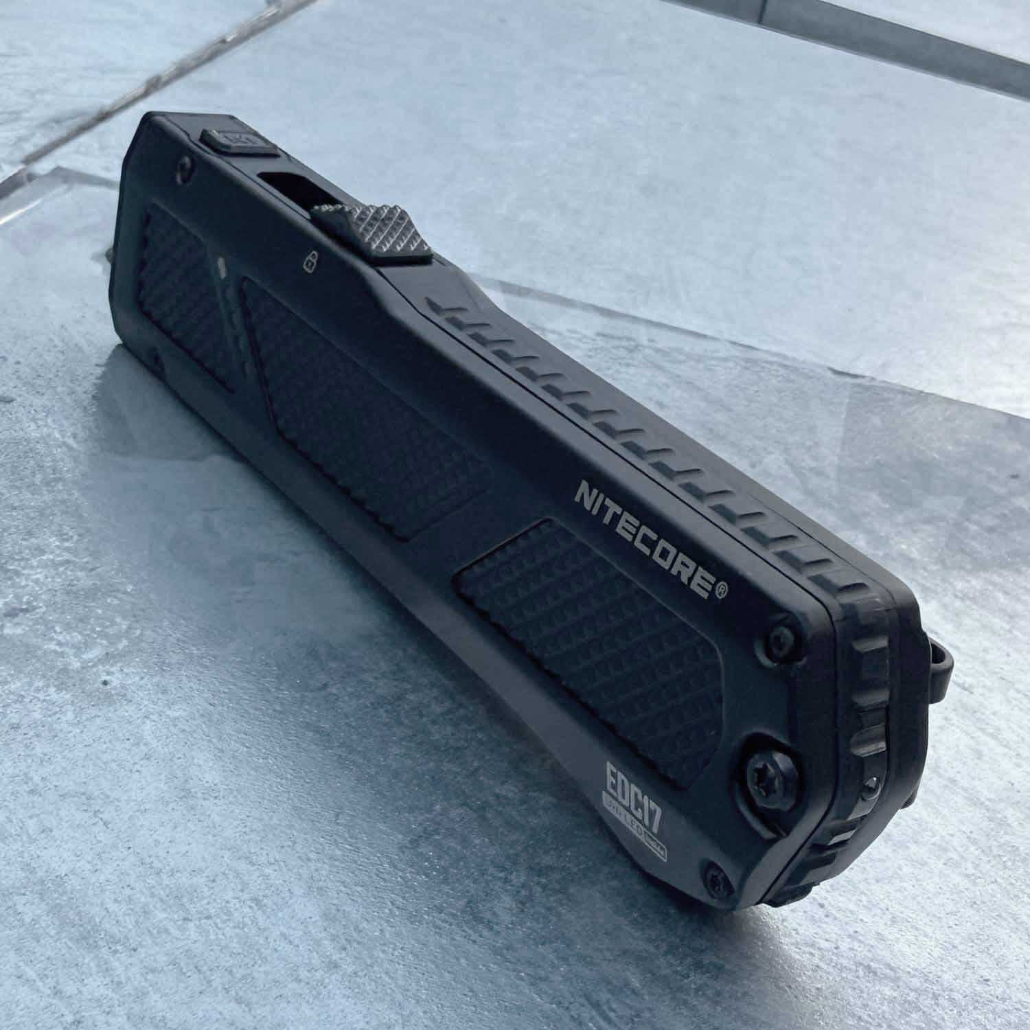 Nitecore EDC17 - LED Taschenlampe mit UV-Licht & grünem Laser 1500 Lumen USB-C – Detailansicht