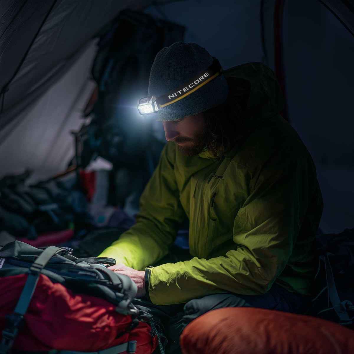 Nitecore HA25 UHE – LED Stirnlampe mit 3 Lichtfarben, 800 Lumen, Rotlicht, USB-C Akku – Größenvergleich in der Hand, Kopfband und Tragesystem