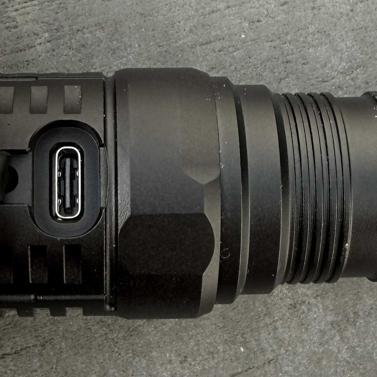 Nitecore P23i – taktische Taschenlampe mit 3000 lm, 21700 Akku, USB-C, Holster – USB-C Ladefunktion