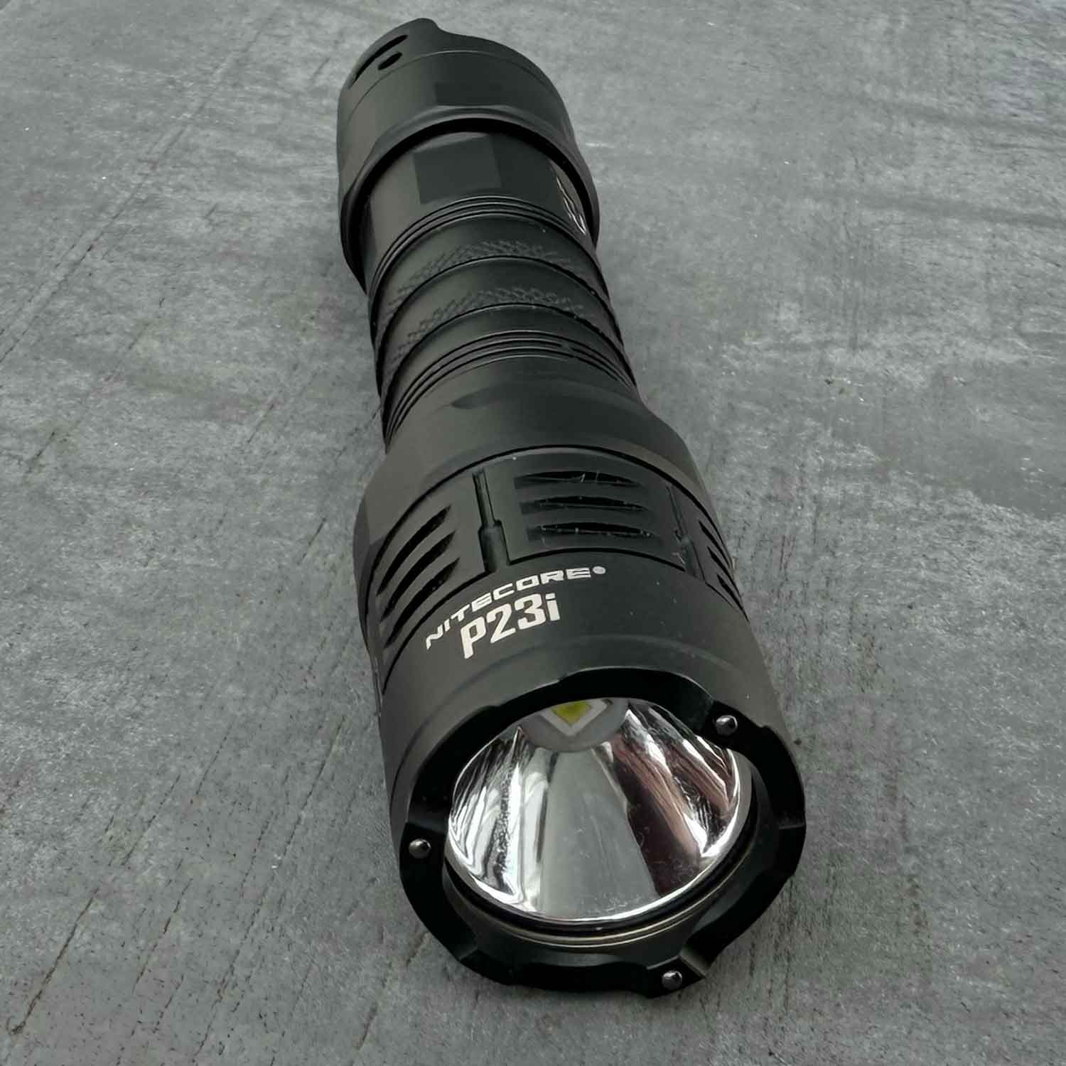 Nitecore P23i – taktische Taschenlampe mit 3000 lm, 21700 Akku, USB-C, Holster – Bezel, Linse und Frontansicht