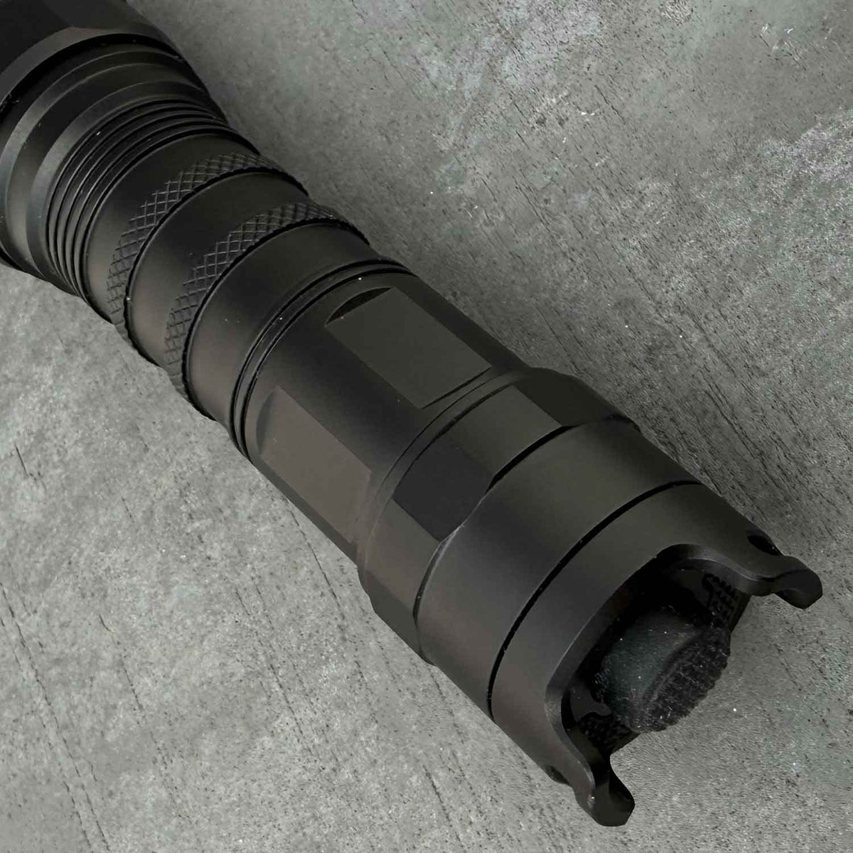 Nitecore P23i – taktische Taschenlampe mit 3000 lm, 21700 Akku, USB-C, Holster – Schalter und Endkappe
