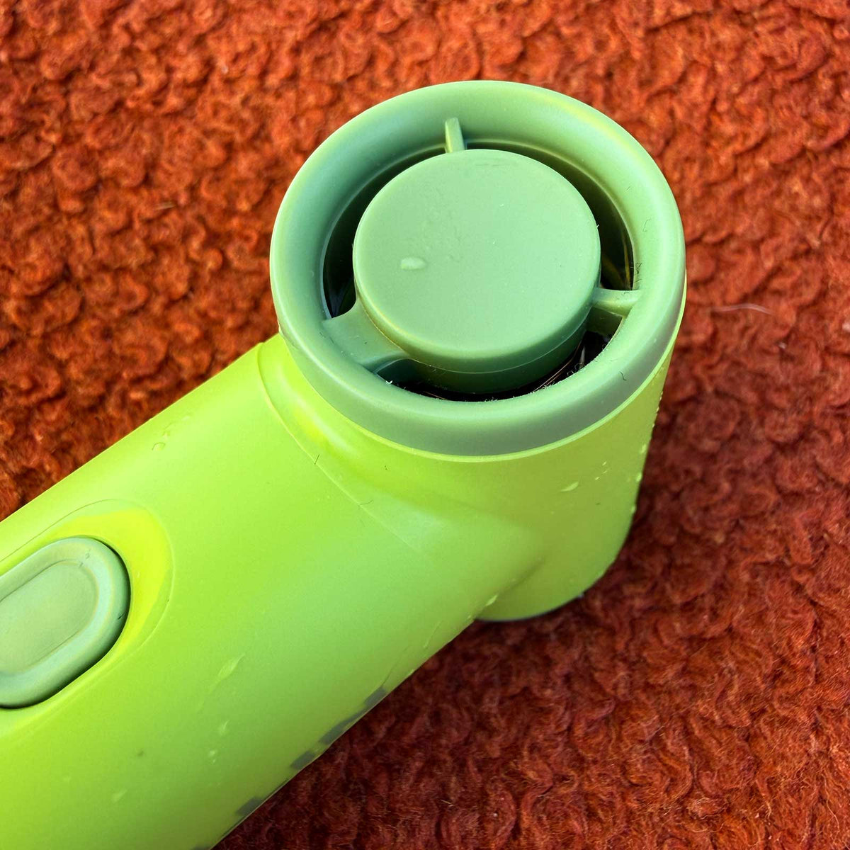 Nitecore NEF NANO – Mini-Handventilator mit Akku, 5 Stufen & USB-C – Größenvergleich in der Hand