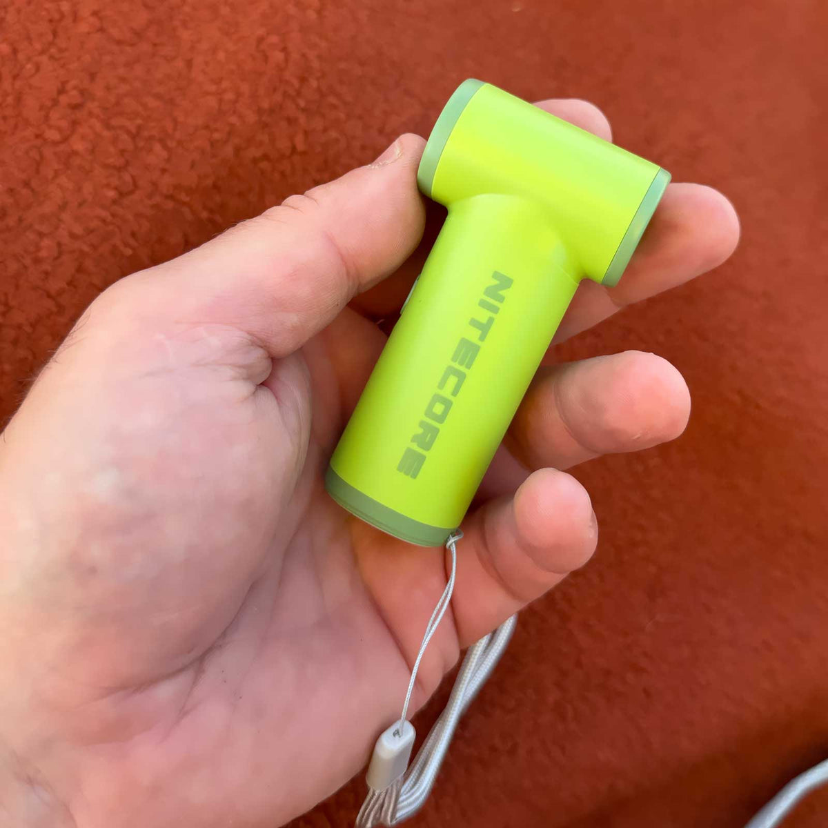 Nitecore NEF NANO – Mini-Handventilator mit Akku, 5 Stufen & USB-C – Größenvergleich in der Hand