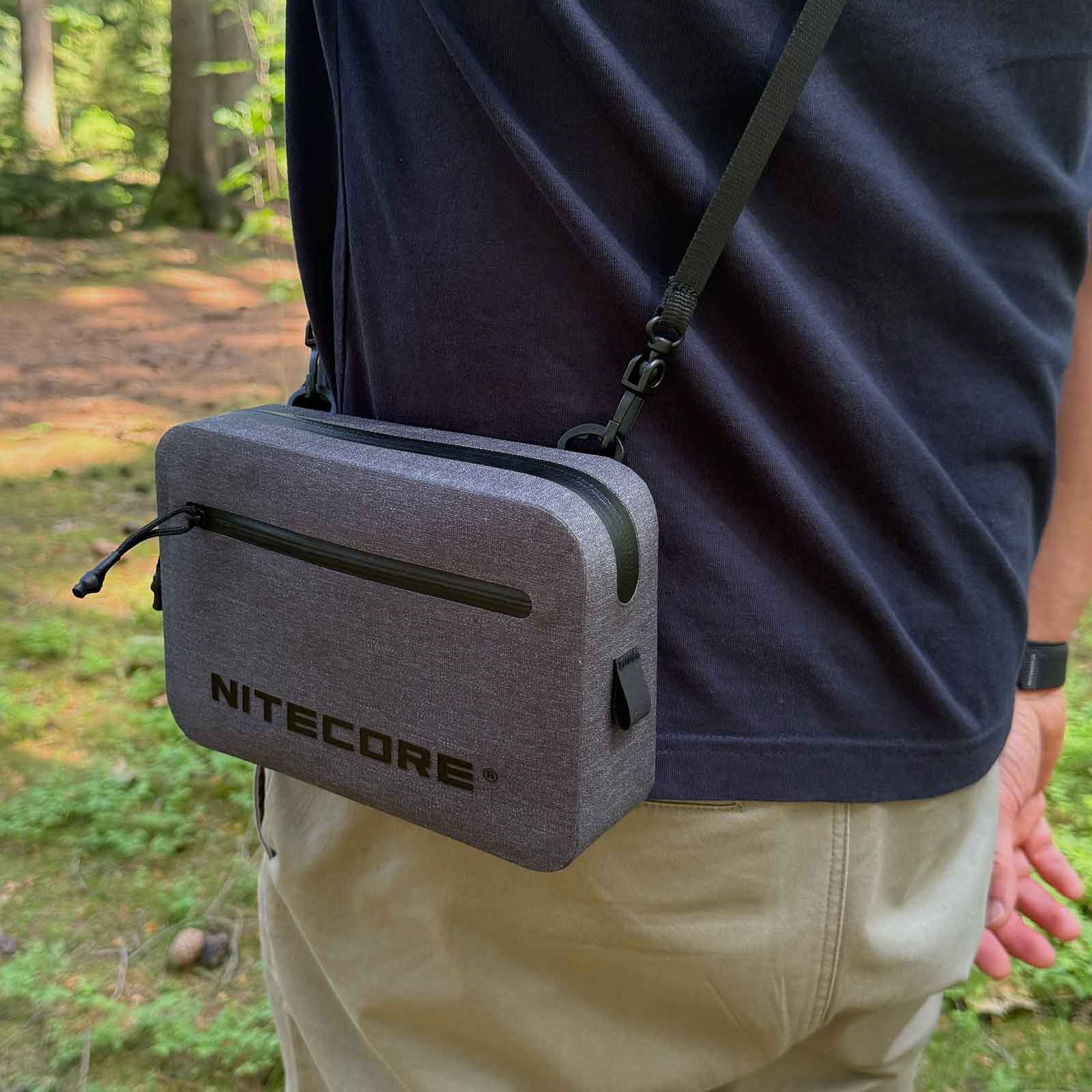 Nitecore NPP02 EDC Outdoor Tasche - Ansicht umgehängt an einem Mann