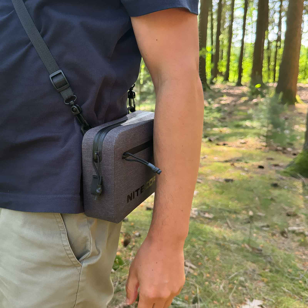 Nitecore NPP02 EDC Outdoor Tasche - Ansicht am Körper umgehängt