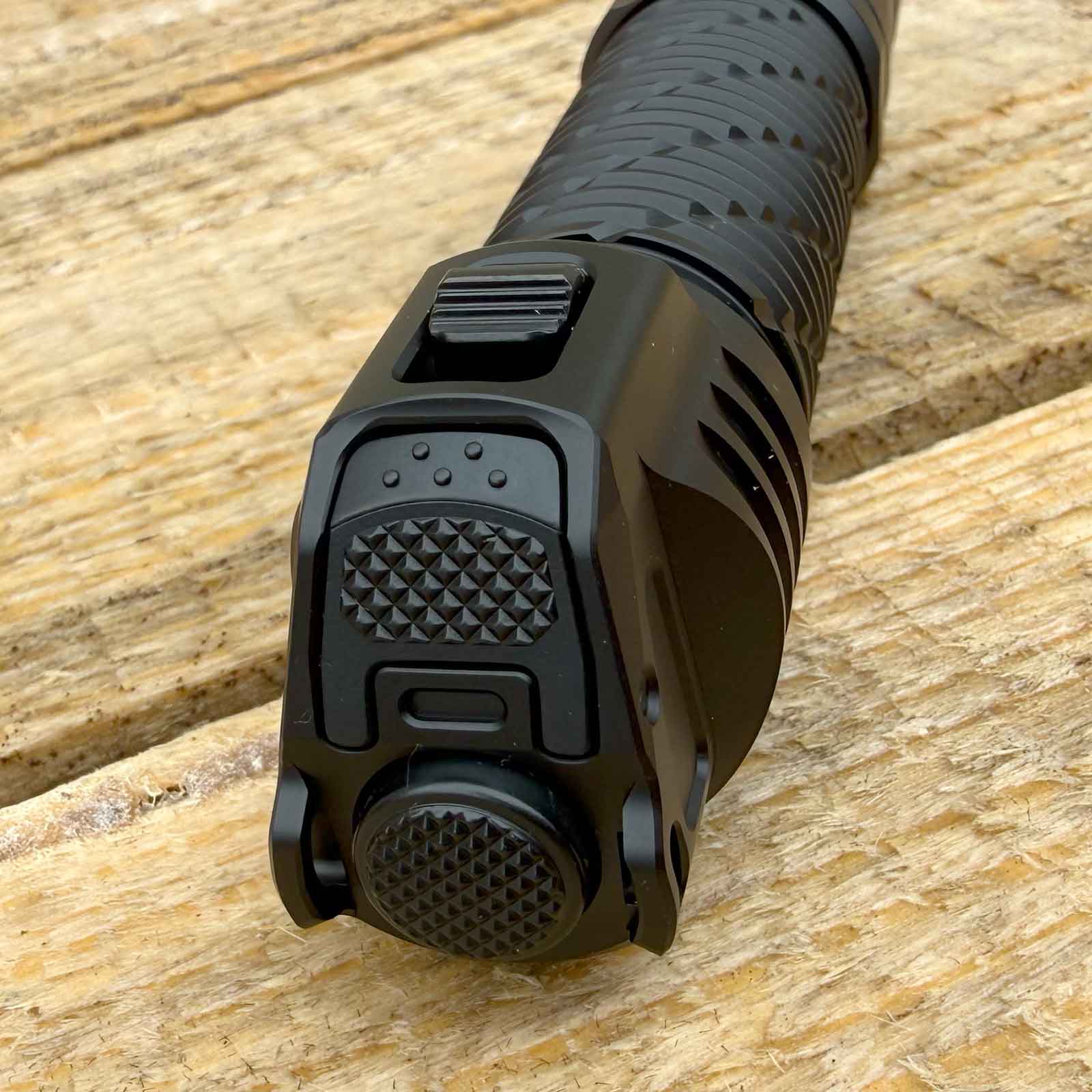 Nitecore P17iX – taktische Taschenlampe mit 5000 lm, 5500 mAh Akku, USB-C – LEDs und Reflektor / Bedienung und Schalter