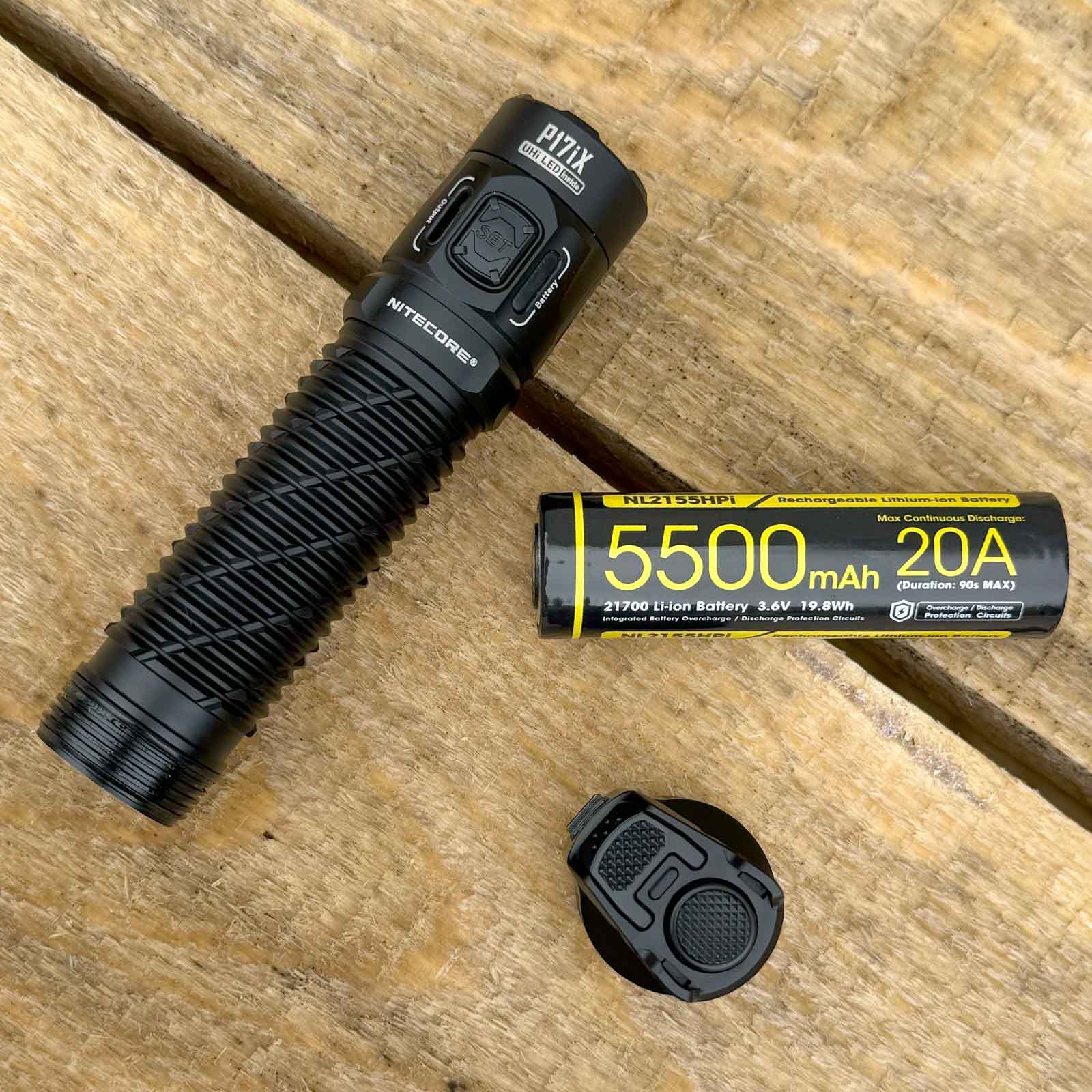 Nitecore P17iX – taktische Taschenlampe mit 5000 lm, 5500 mAh Akku, USB-C – LEDs und Reflektor / USB-C Ladeanschluss