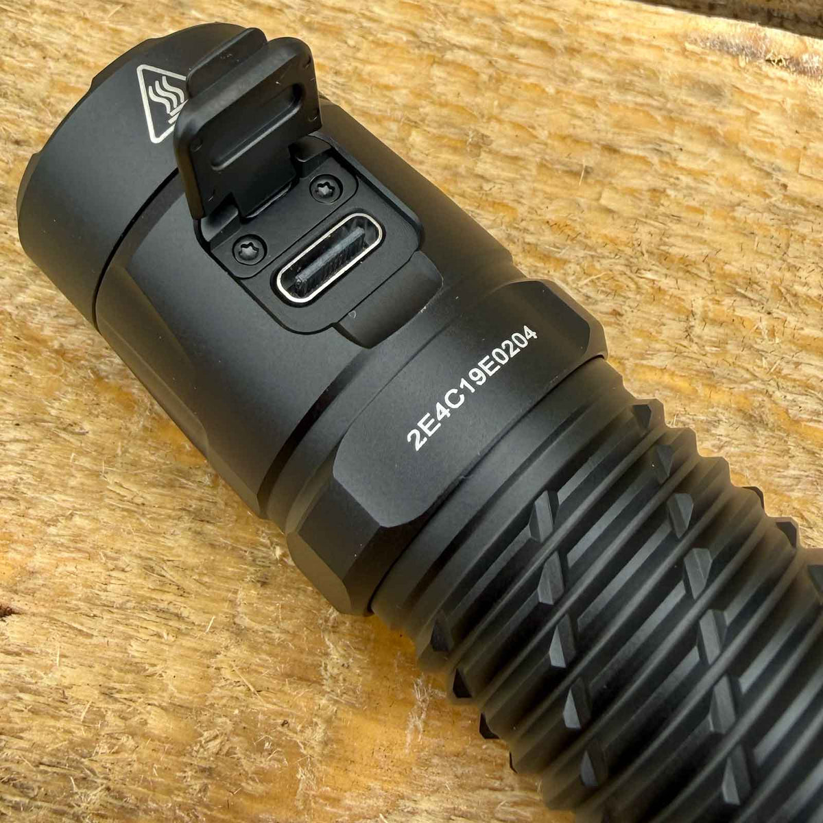 Nitecore P17iX – taktische Taschenlampe mit 5000 lm, 5500 mAh Akku, USB-C – LEDs und Reflektor / USB-C Ladeanschluss