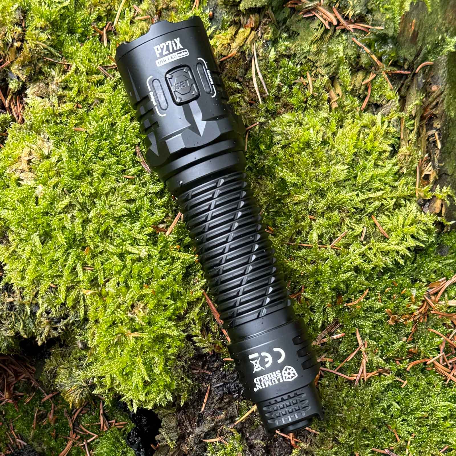 Nitecore P27iX Taschenlampe - Ansicht im ganzen auf Waldboden