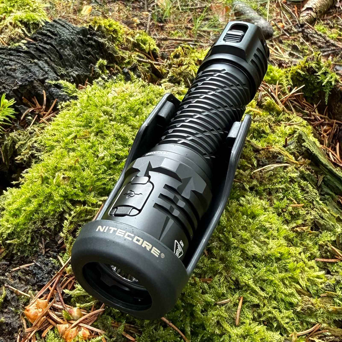 Nitecore P27iX Taschenlampe - Ansicht Leuchte im Etui, Holster