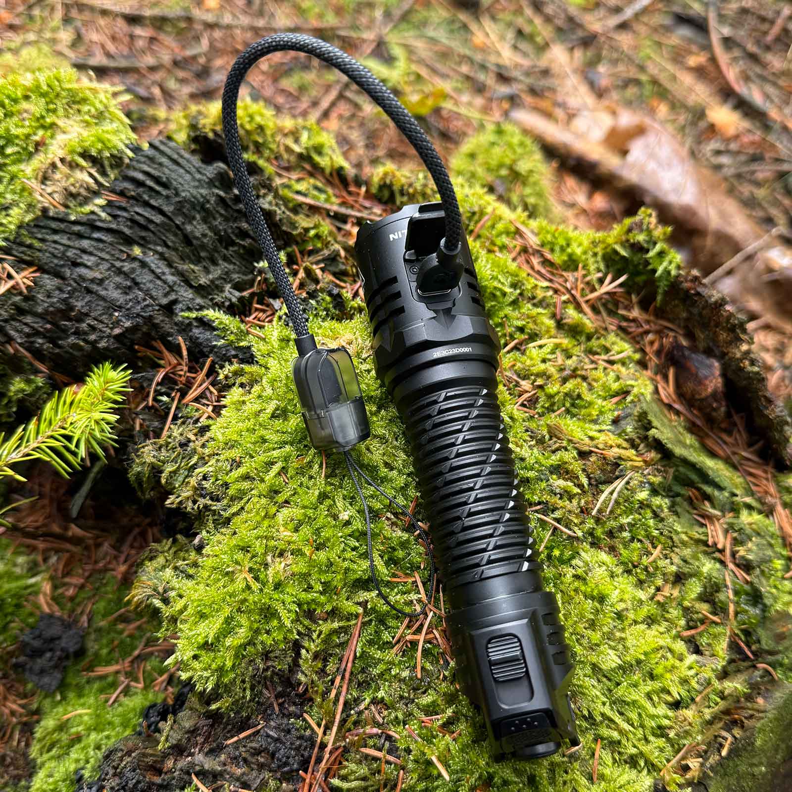 Nitecore P27iX Taschenlampe - Ansicht Detail USB Ladebuchse