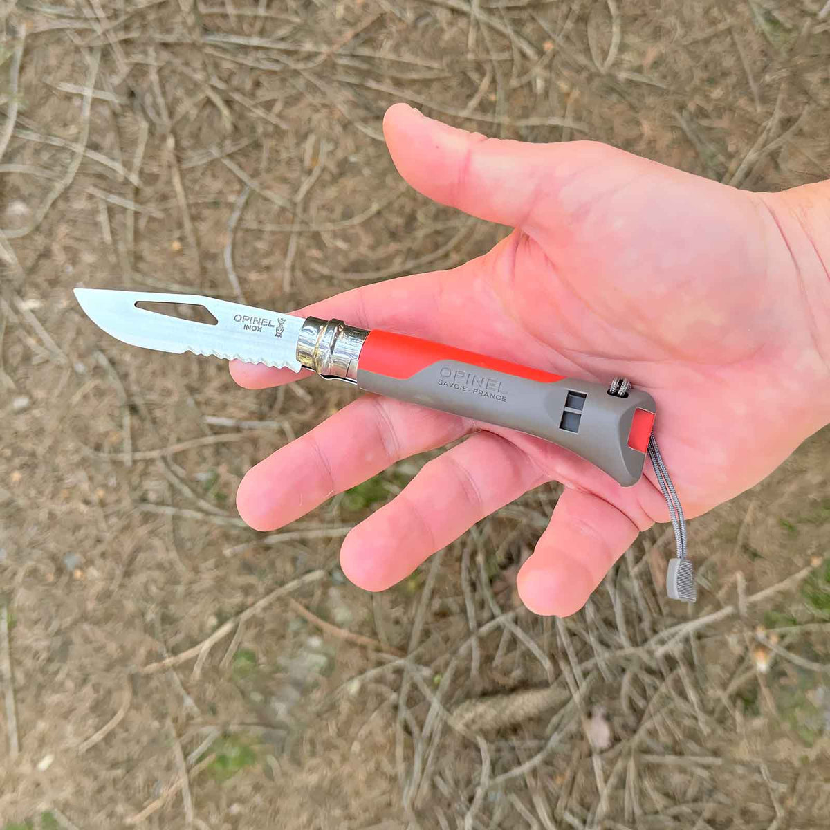 Opinel No 08 Outdoor Sports Taschenmesser in 4 Farben – Größenvergleich in der Hand, für Outdoor und Camping
