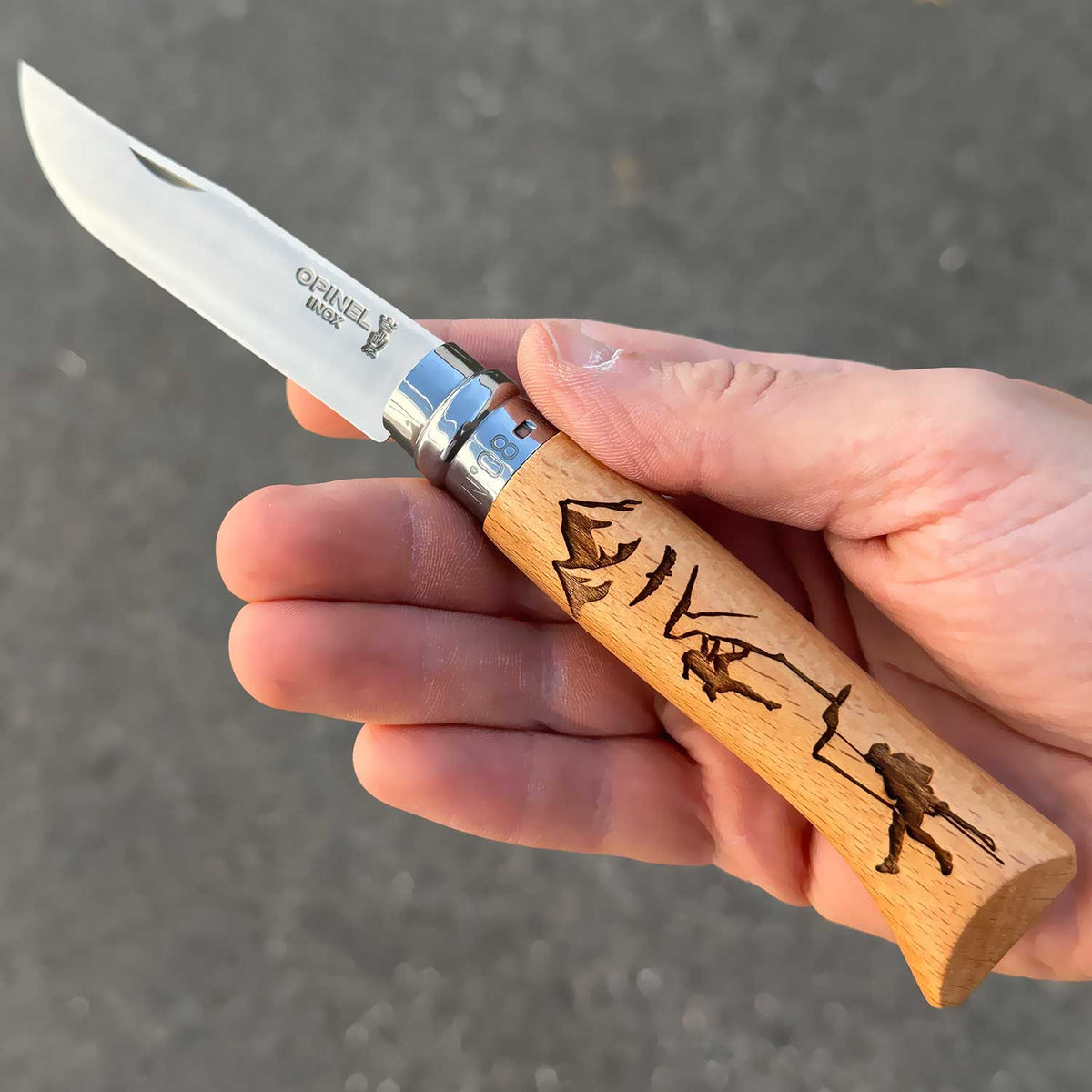 Opinel No 08 Gravure Climbing – Leichtes Outdoor- & Sammlermesser mit Gravur – Detailansicht