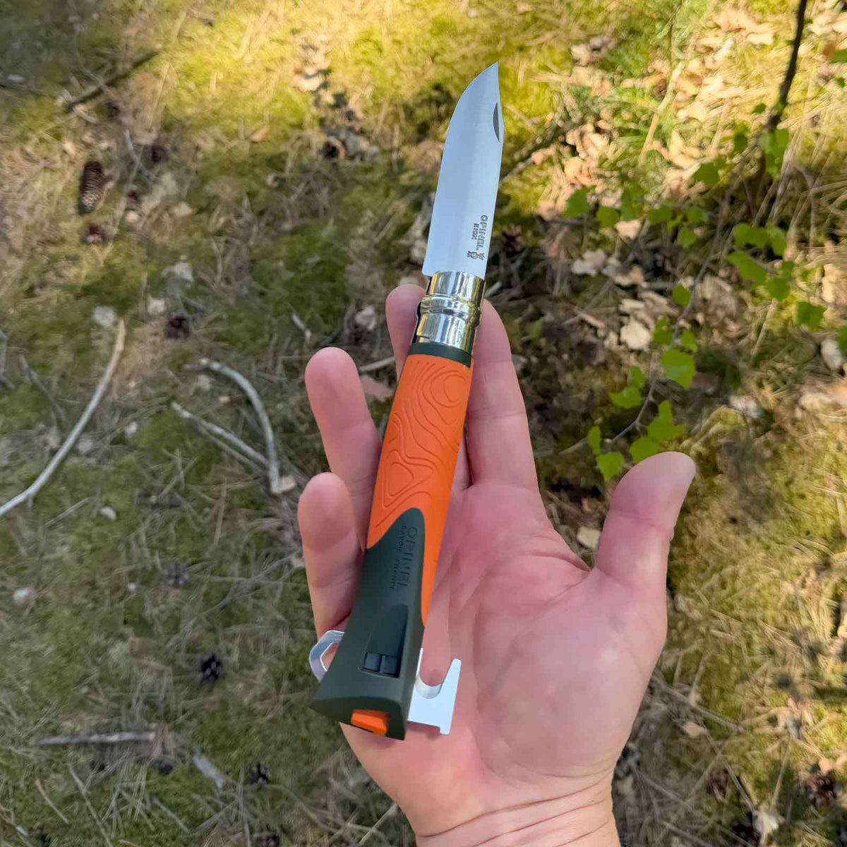 Opinel No 12 EXPLORE - großes Taschenmesser mit Zeckenzange – Farbvariante orange, Größenvergleich in der Hand – Detailansicht 8
