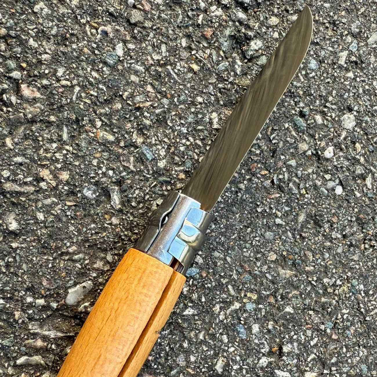 Opinel No 08 Gravure Climbing – Leichtes Outdoor- & Sammlermesser mit Gravur – Detailansicht