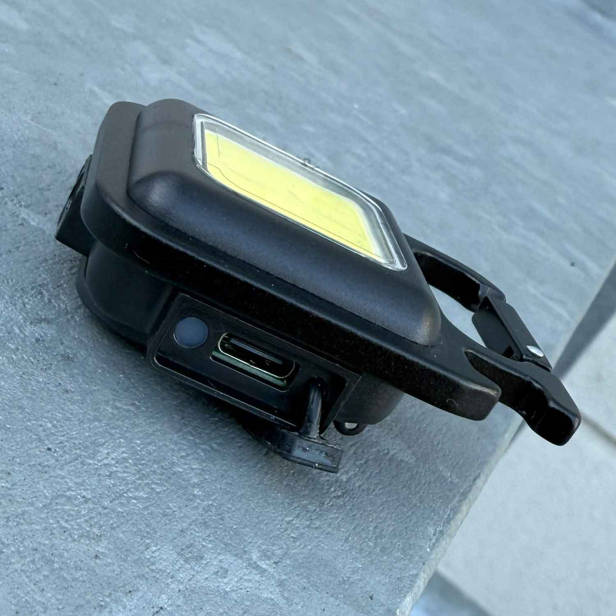 Origin Outdoors LED-Pocketleuchte 500 Lumen USB-C mit Magnet, Karabiner & Flaschenöffner – Detailansicht