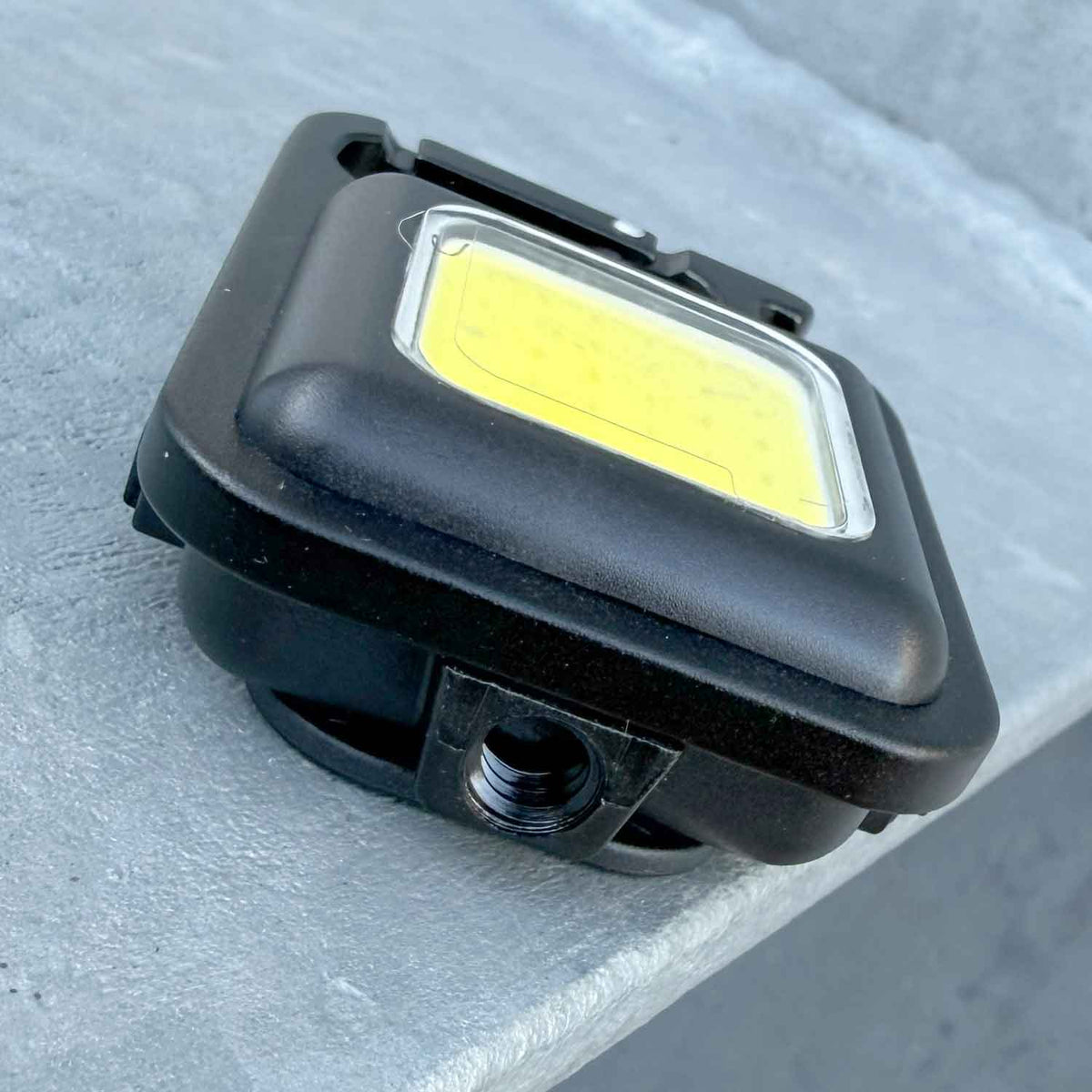 Origin Outdoors LED-Pocketleuchte 500 Lumen USB-C mit Magnet, Karabiner & Flaschenöffner – Detailansicht