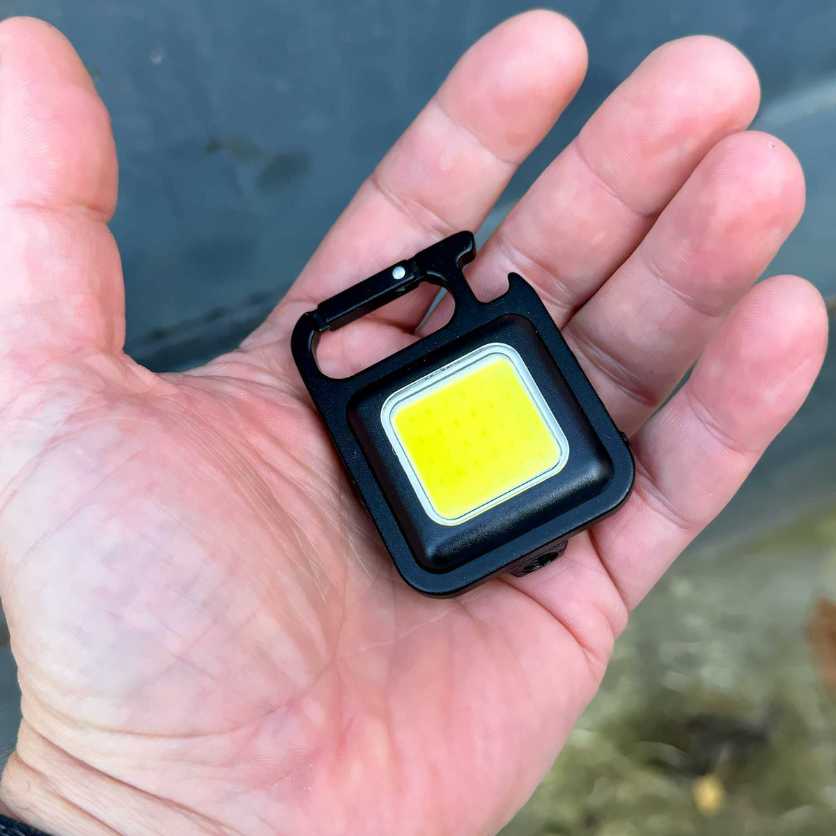 Origin Outdoors LED-Pocketleuchte 500 Lumen USB-C mit Magnet, Karabiner & Flaschenöffner – Detailansicht