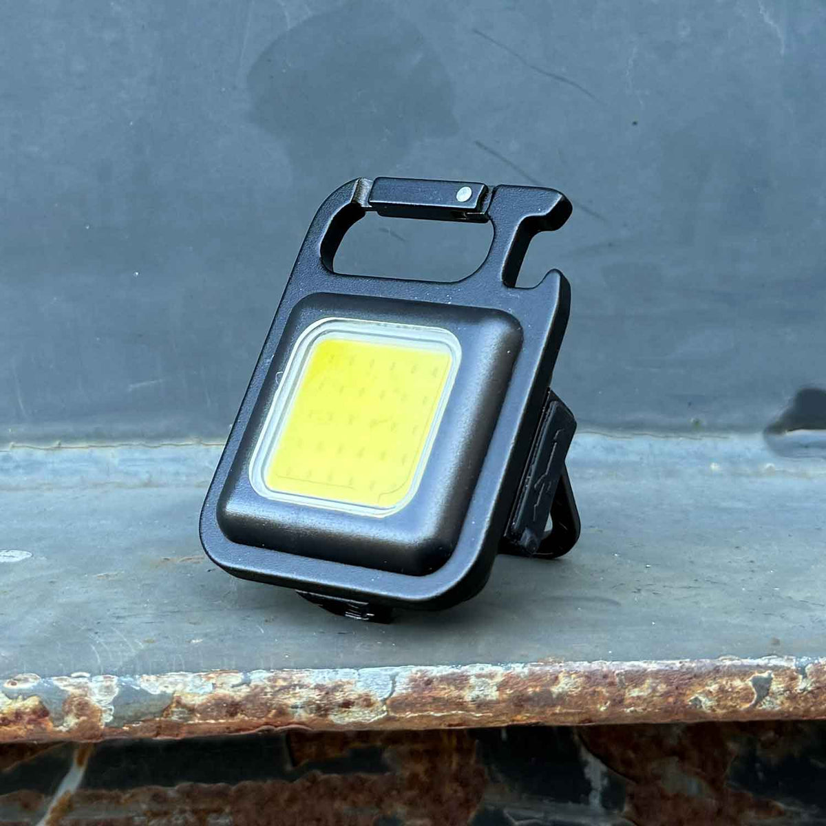 Origin Outdoors LED-Pocketleuchte 500 Lumen USB-C mit Magnet, Karabiner & Flaschenöffner – Detailansicht